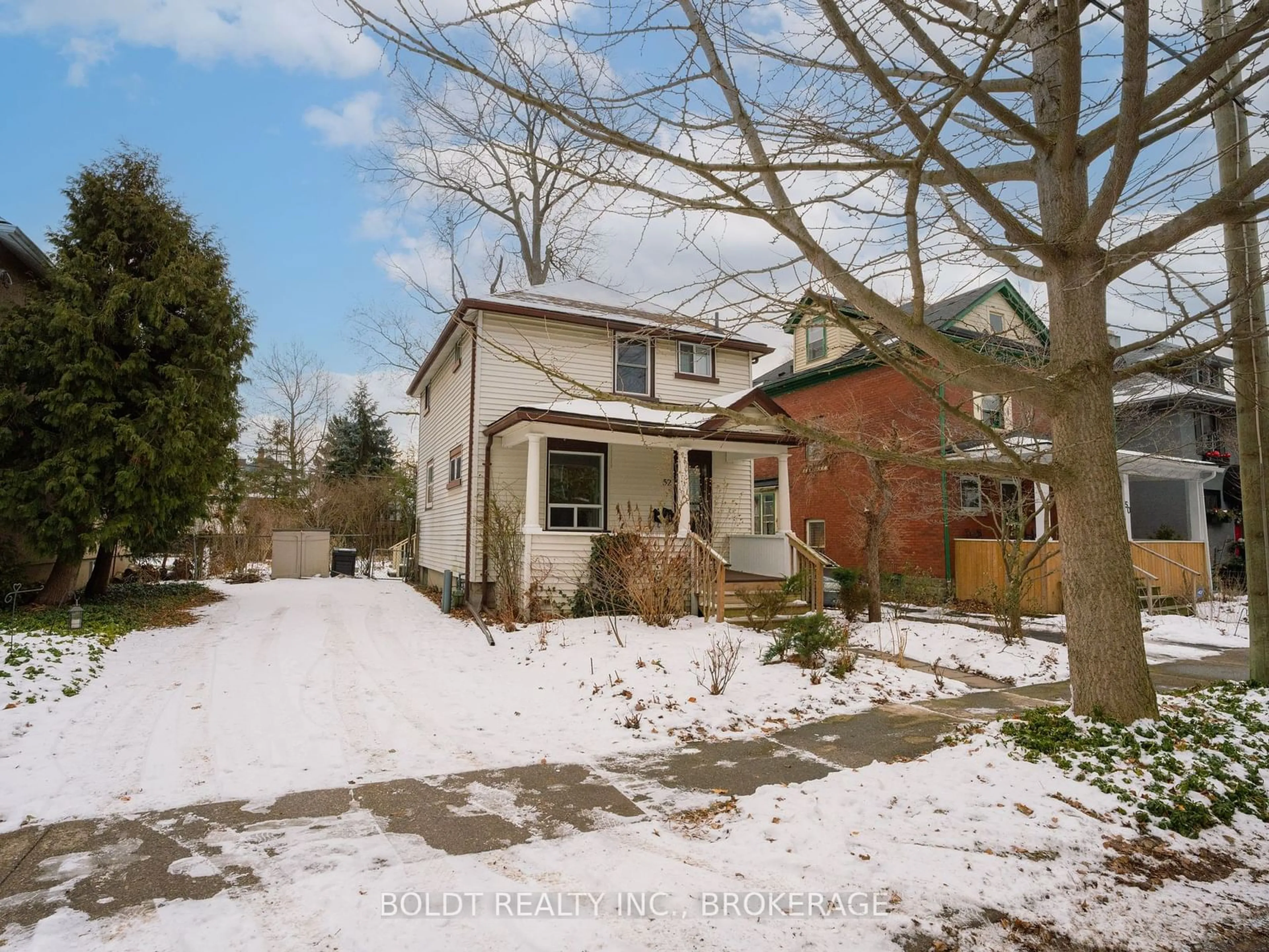 A pic from outside/outdoor area/front of a property/back of a property/a pic from drone, street for 52 Albert St, St. Catharines Ontario L2R 2G9