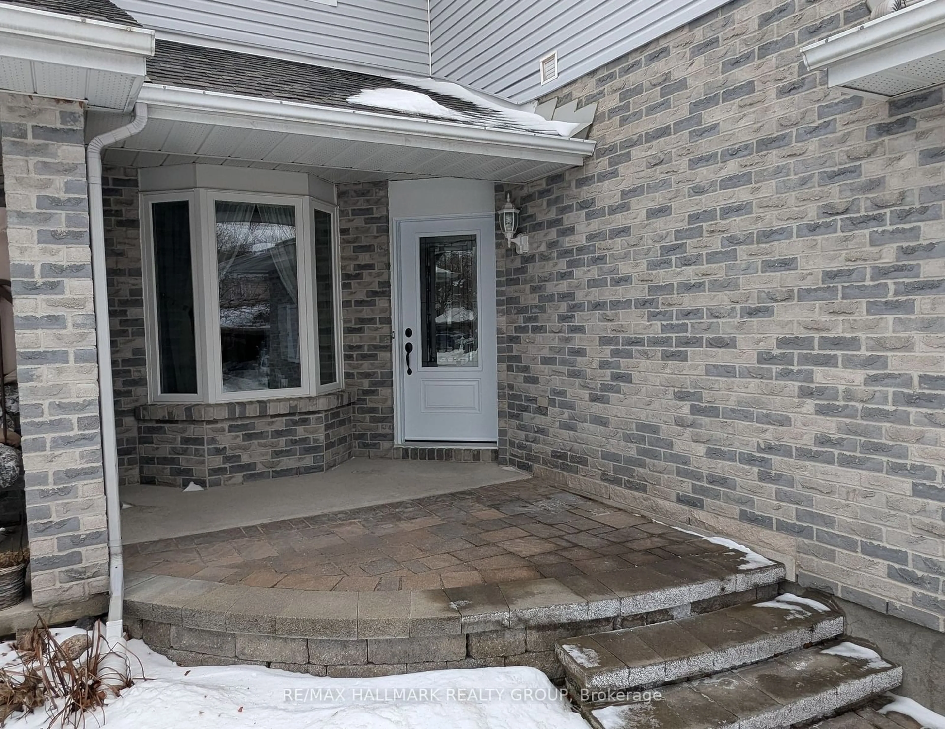 Indoor entryway for 32 WHALINGS Circ, Stittsville - Munster - Richmond Ontario K2S 1S4