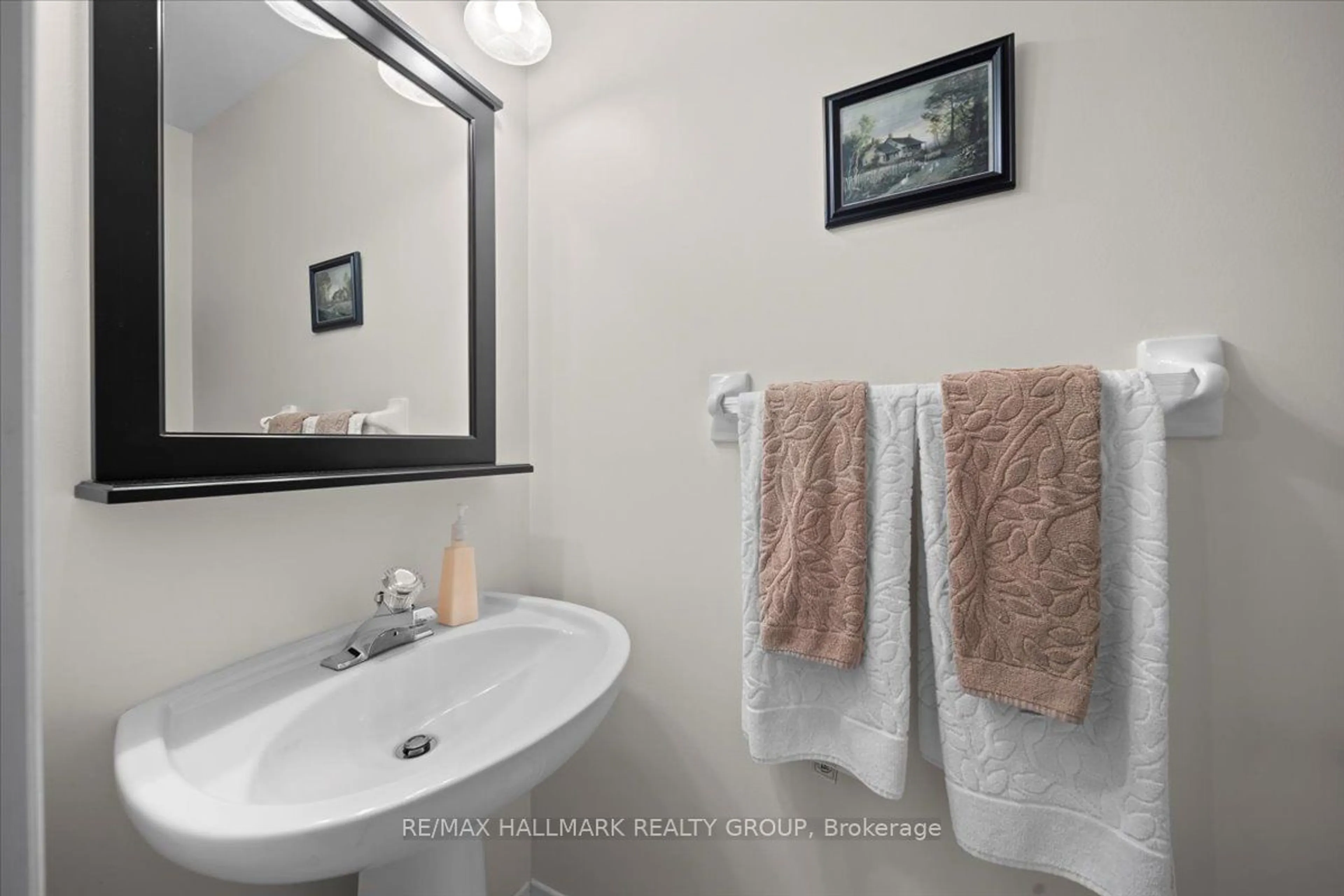 Standard bathroom, ceramic/tile floor for 32 WHALINGS Circ, Stittsville - Munster - Richmond Ontario K2S 1S4