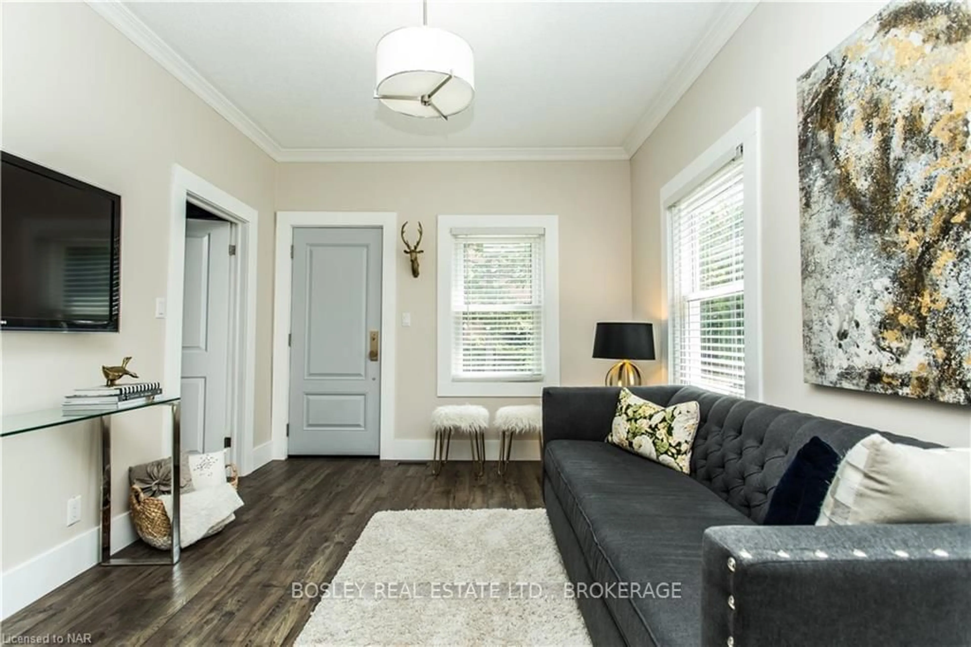 Living room with furniture, wood/laminate floor for 27 IDA St, St. Catharines Ontario L2R 3X2