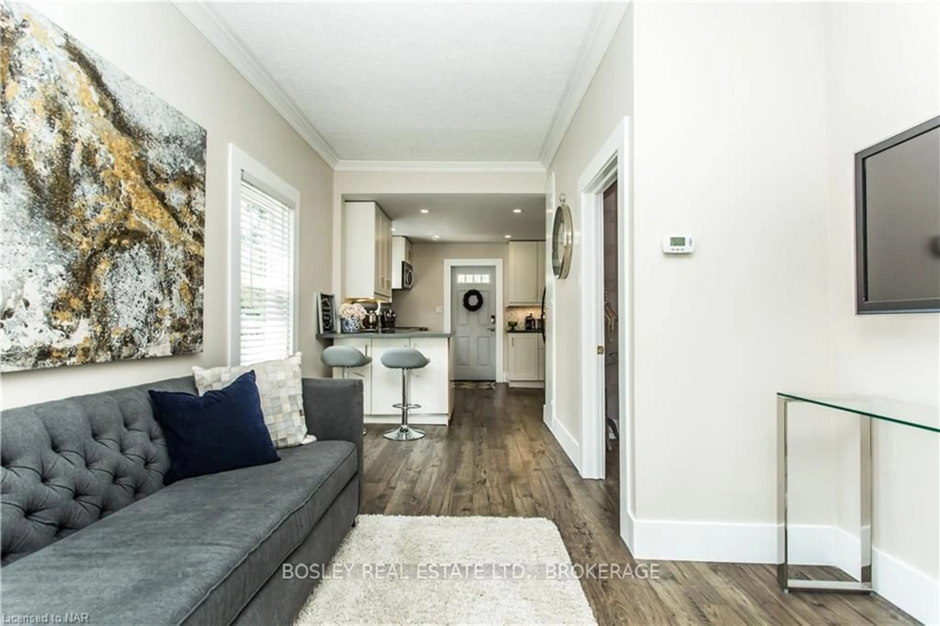 Living room with furniture, wood/laminate floor for 27 IDA St, St. Catharines Ontario L2R 3X2