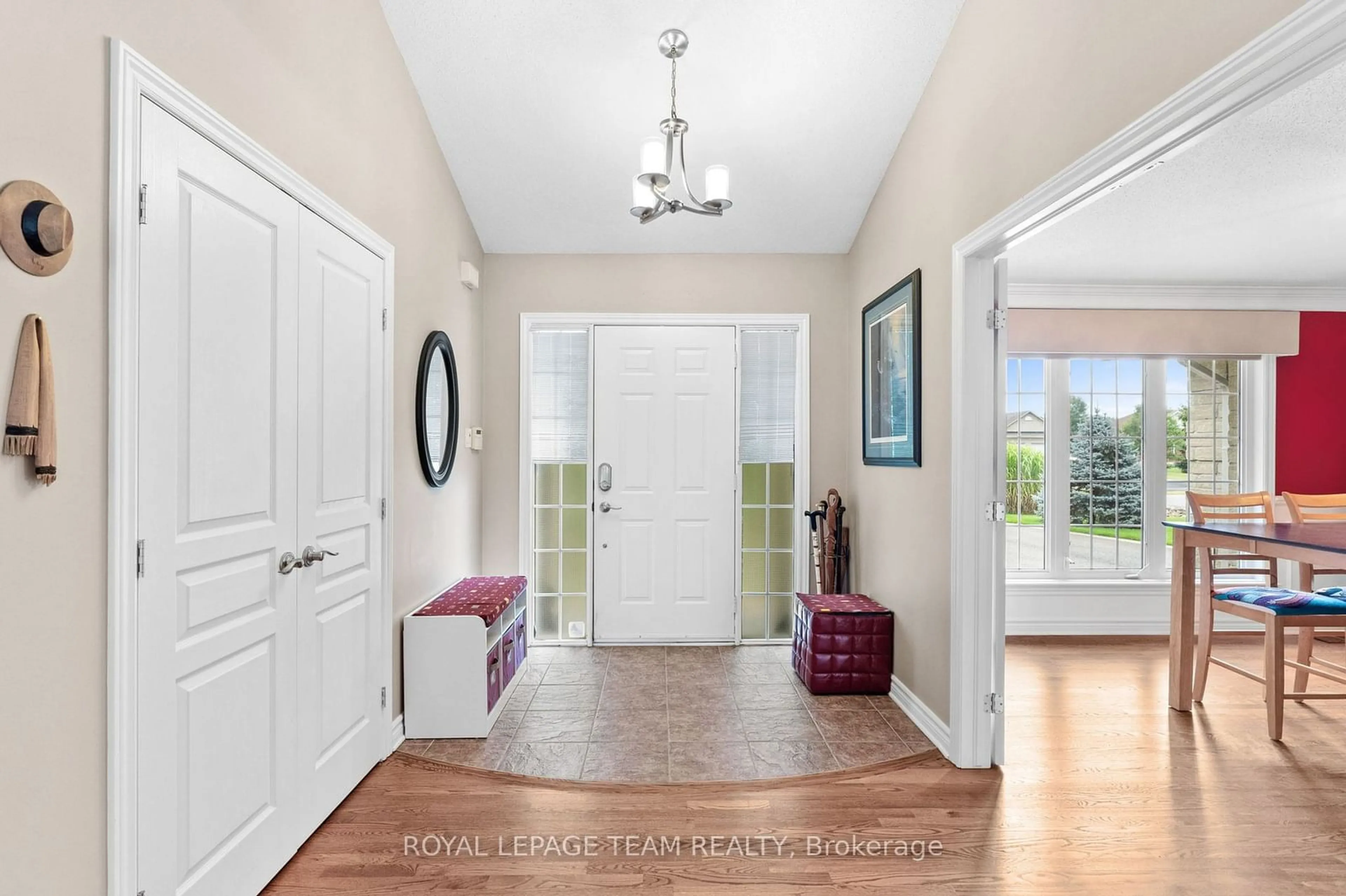 Indoor entryway for 1338 Fox Valley Rd, Greely - Metcalfe - Osgoode - Vernon and Area Ontario K4P 1P9