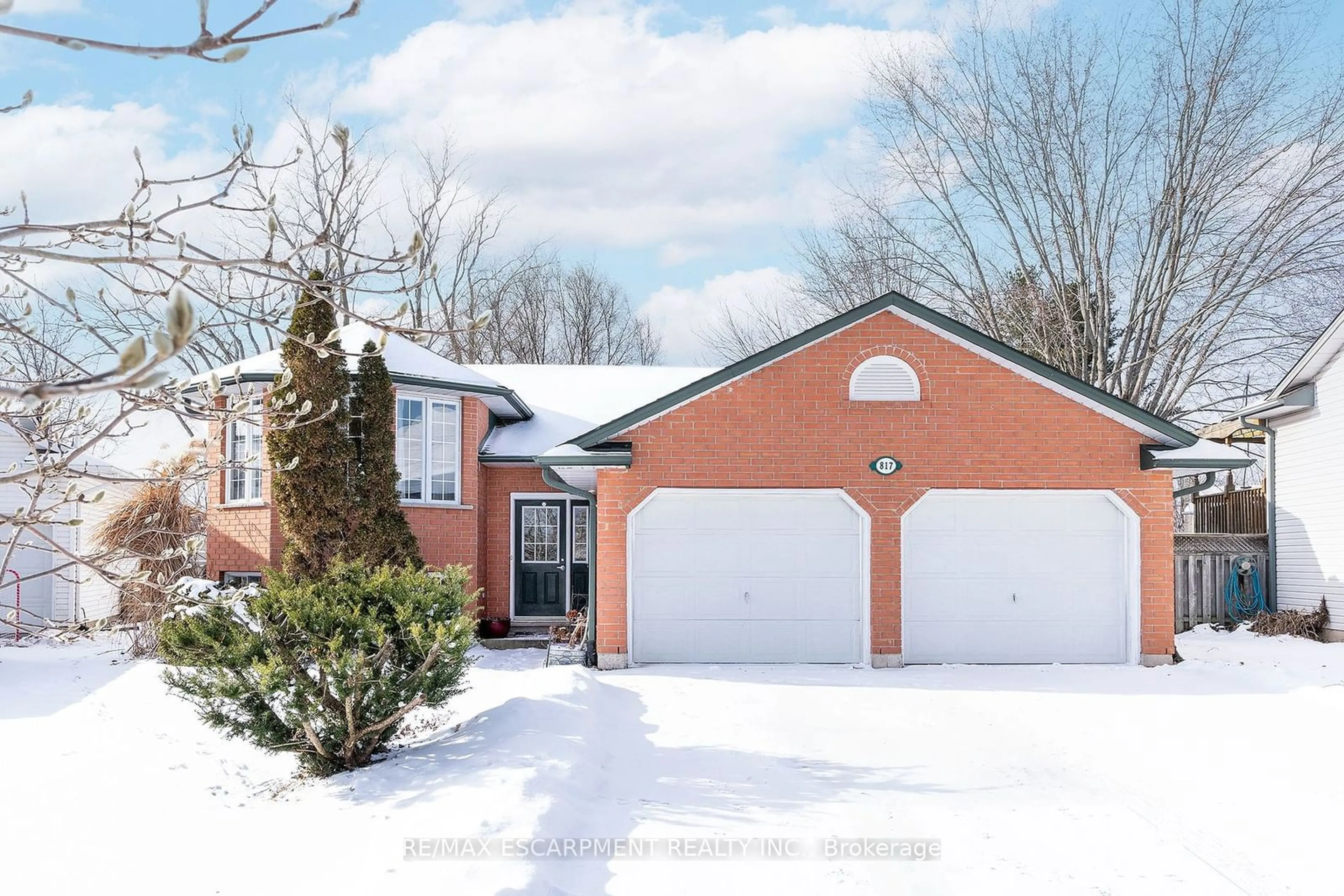 Home with brick exterior material, street for 817 Woodside Crt, Fort Erie Ontario L2A 6R5