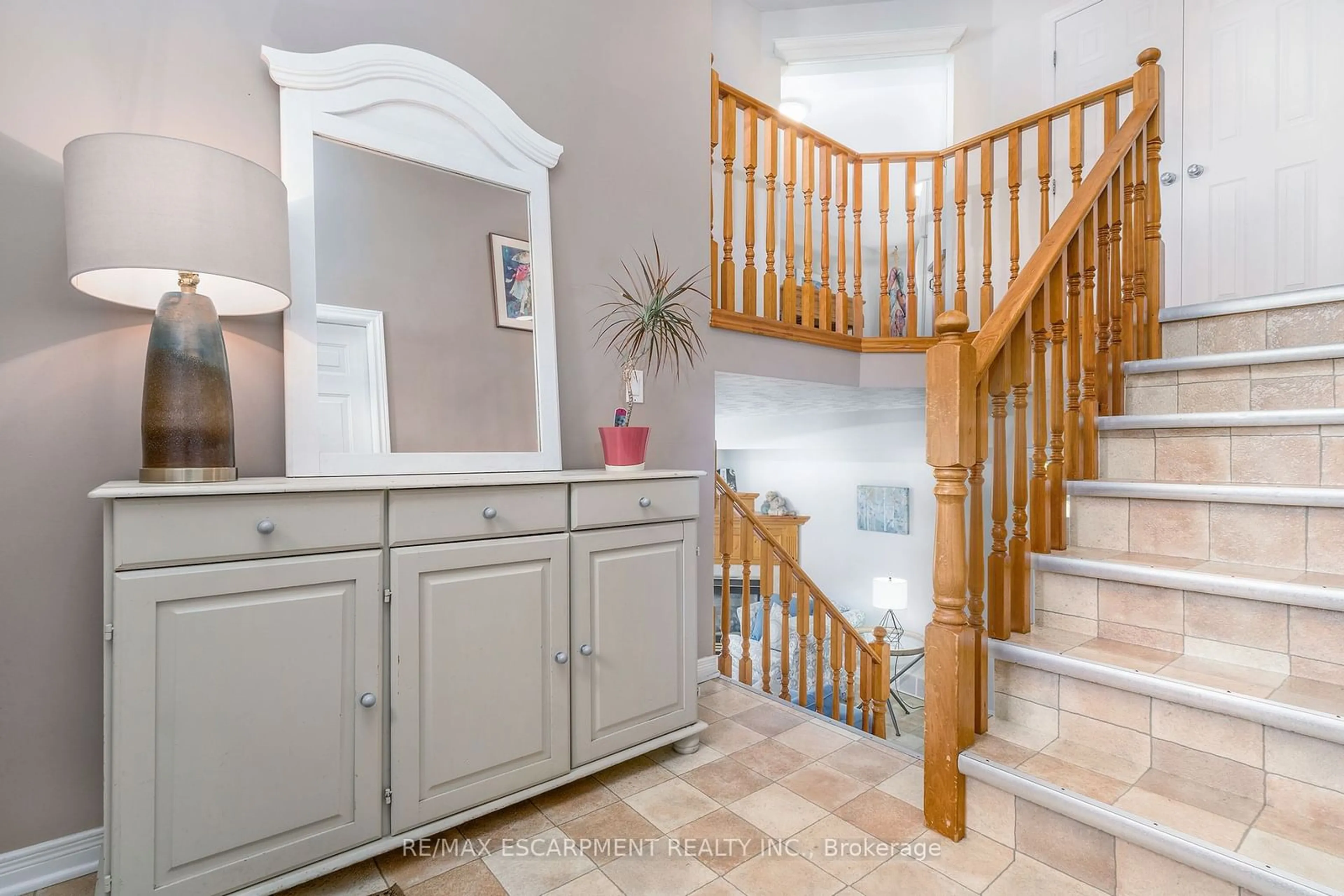 Indoor entryway for 817 Woodside Crt, Fort Erie Ontario L2A 6R5