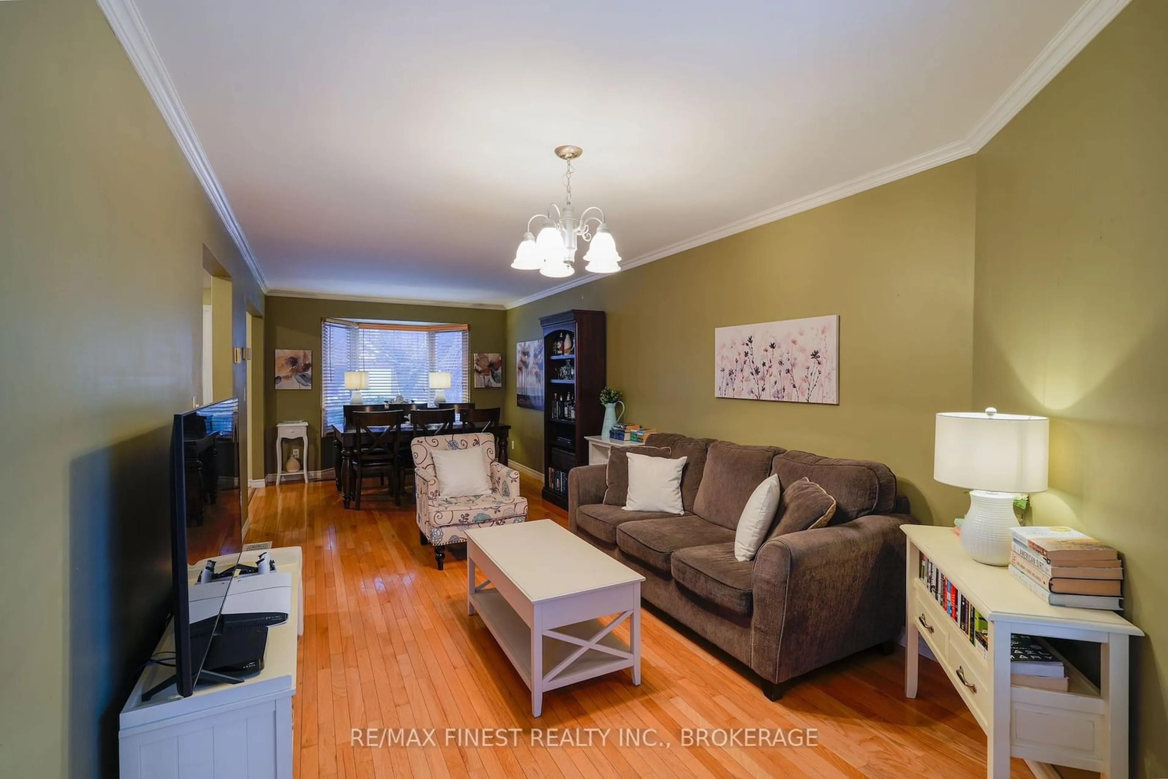 Living room with furniture, wood/laminate floor for 5 Chartwell Cres, Kingston Ontario K7K 6M4