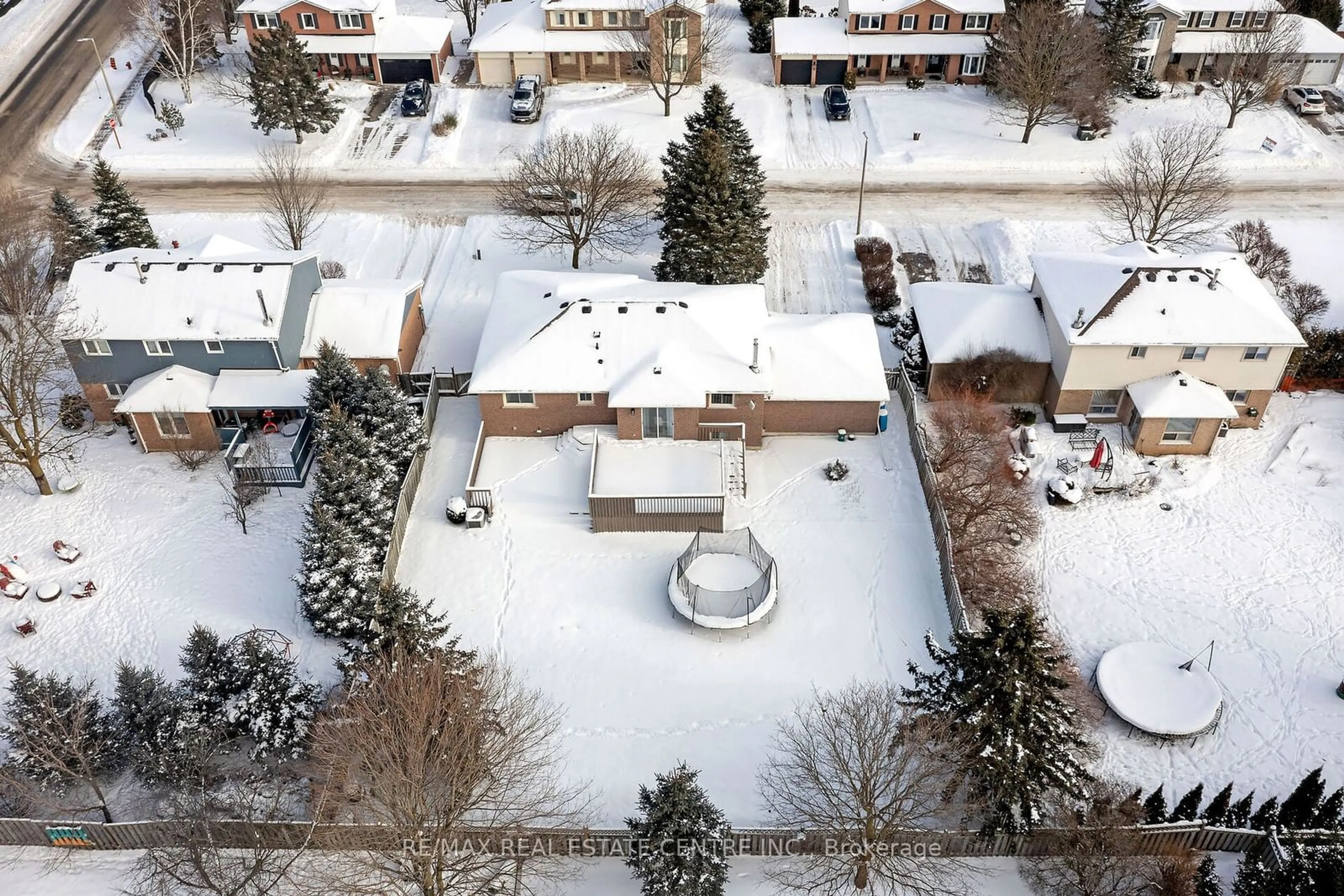 A pic from outside/outdoor area/front of a property/back of a property/a pic from drone, street for 38 Erinlea Cres, Erin Ontario N0B 1T0