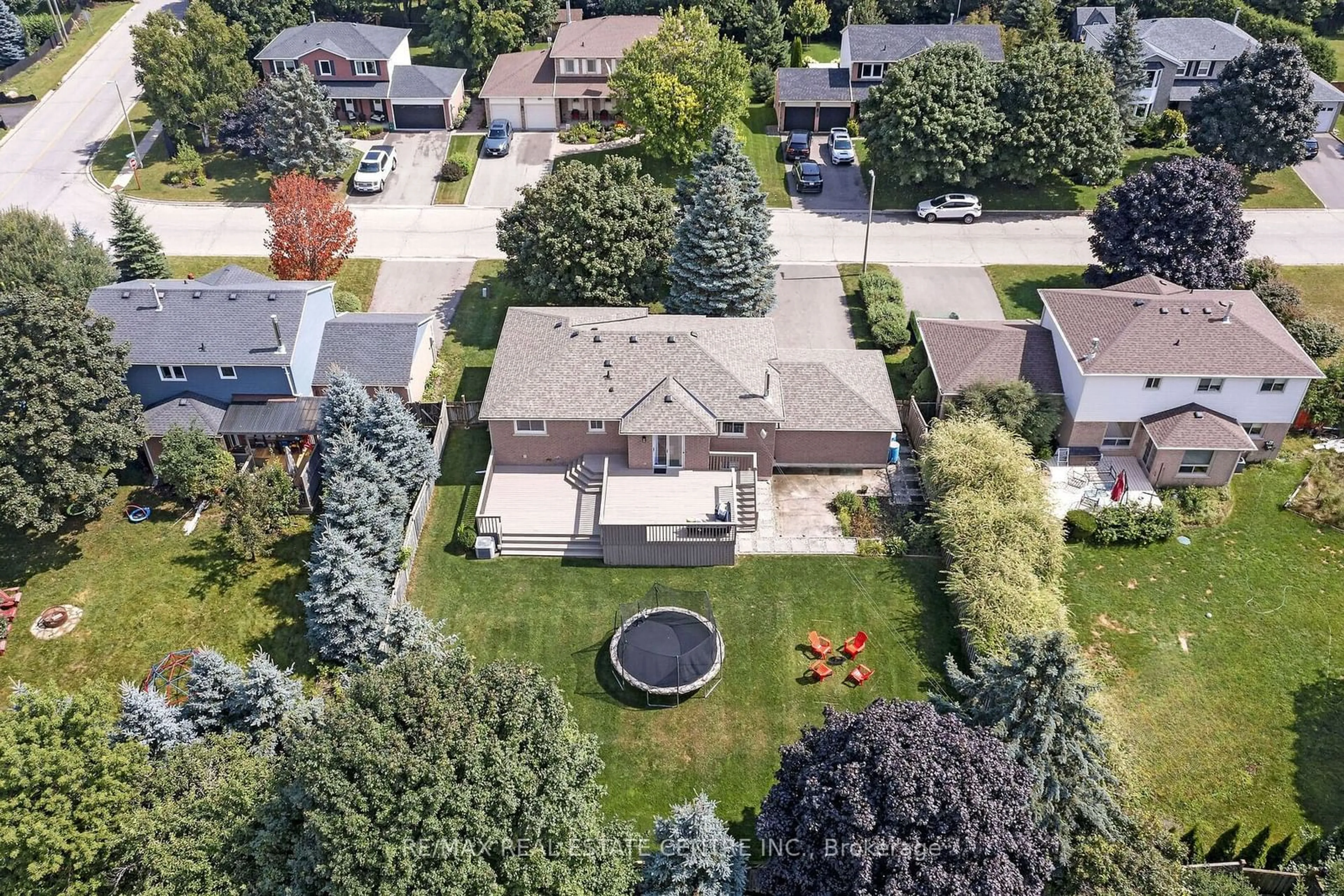 A pic from outside/outdoor area/front of a property/back of a property/a pic from drone, street for 38 Erinlea Cres, Erin Ontario N0B 1T0