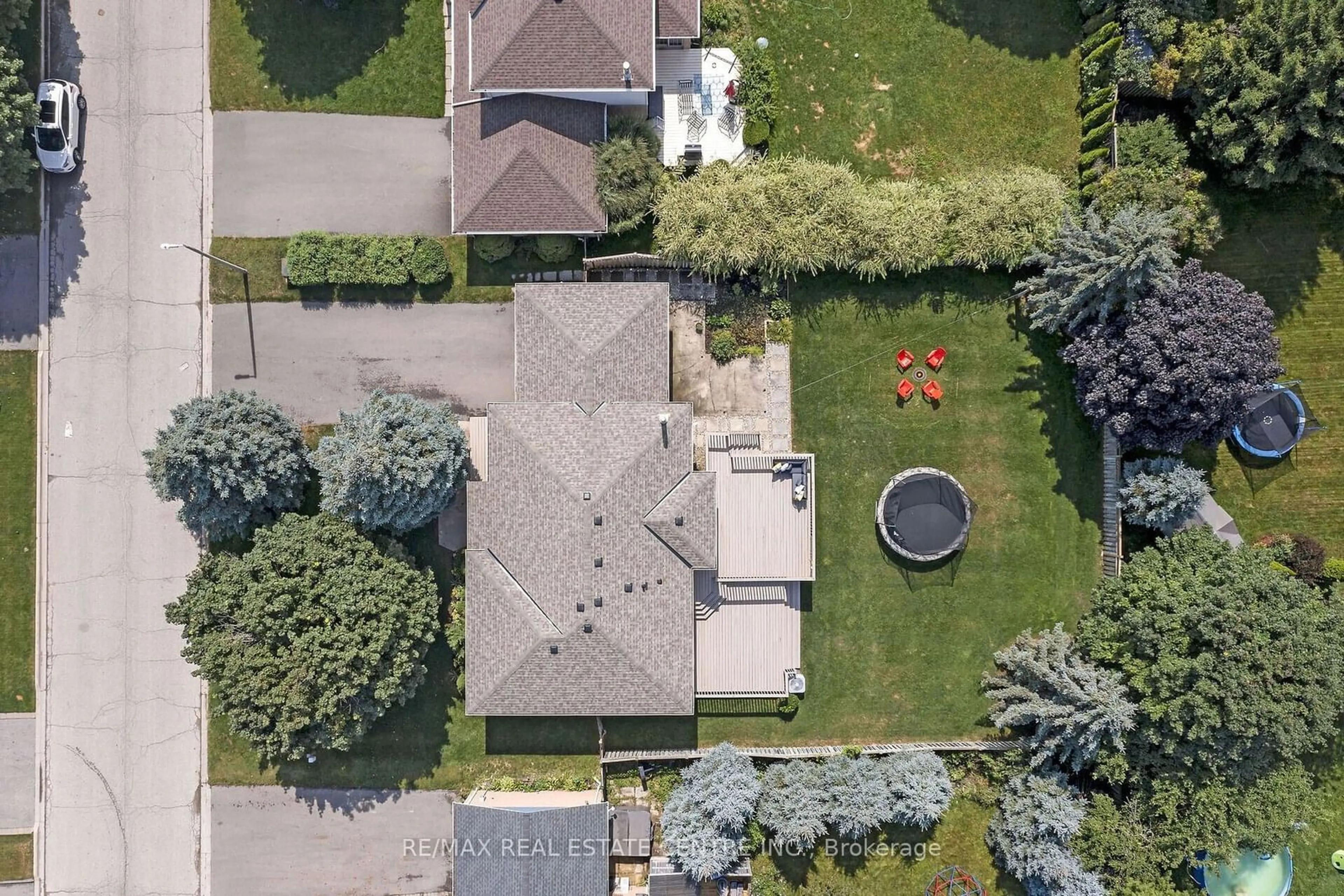 A pic from outside/outdoor area/front of a property/back of a property/a pic from drone, street for 38 Erinlea Cres, Erin Ontario N0B 1T0