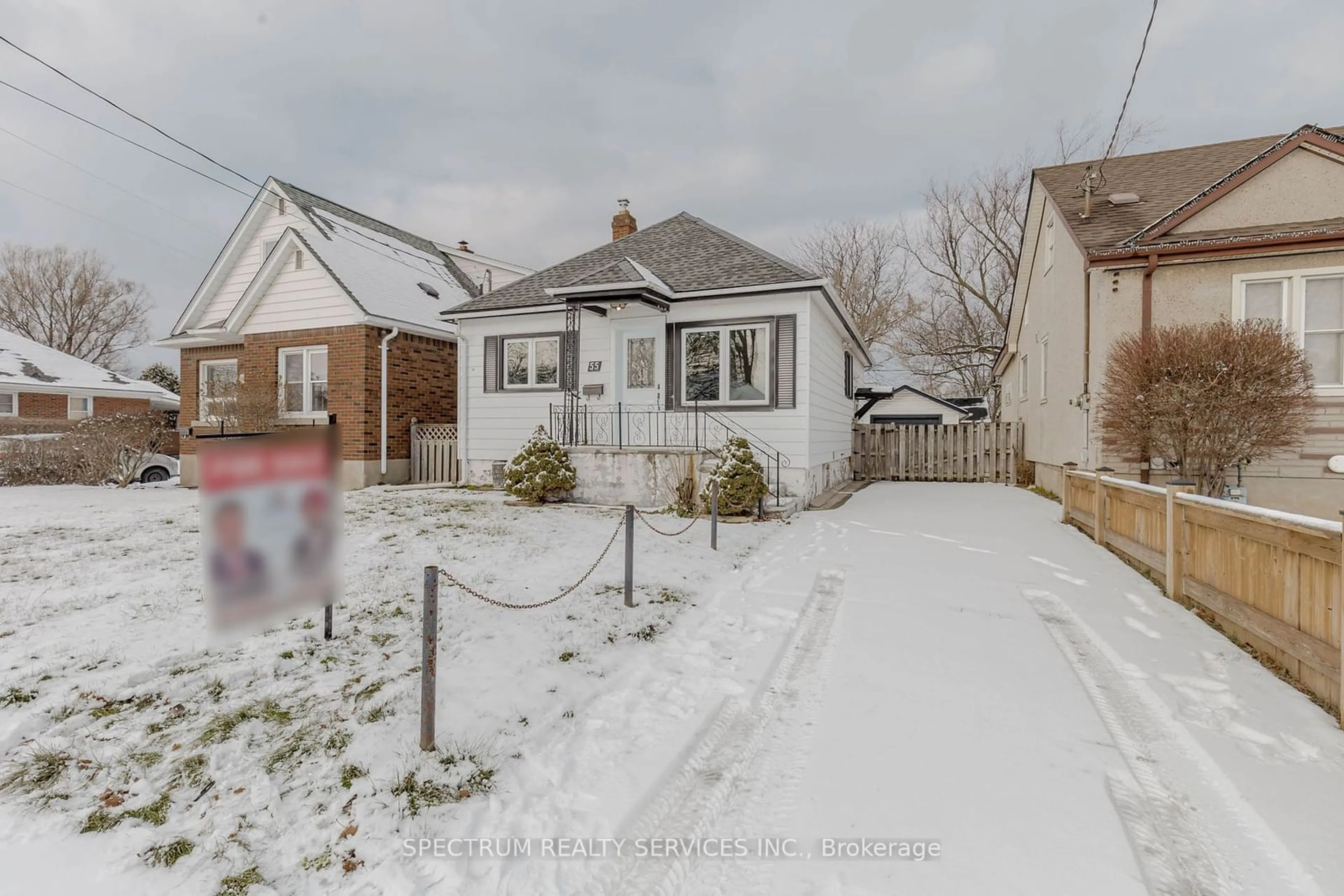 A pic from outside/outdoor area/front of a property/back of a property/a pic from drone, street for 55 Hamilton St, St. Catharines Ontario L2S 1K8