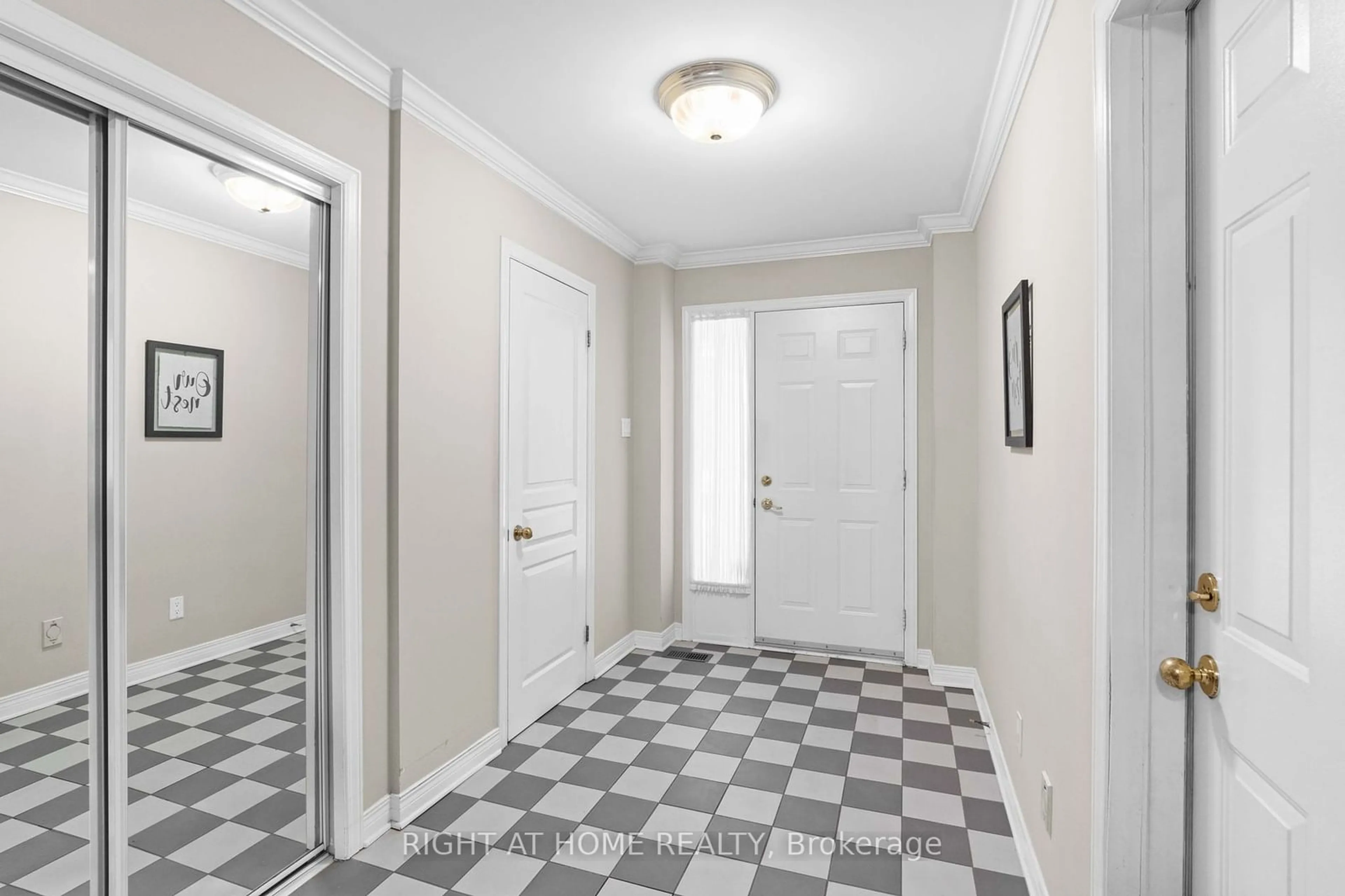 Indoor entryway for 466 Athlone Ave, Westboro - Hampton Park Ontario K1Z 5M8