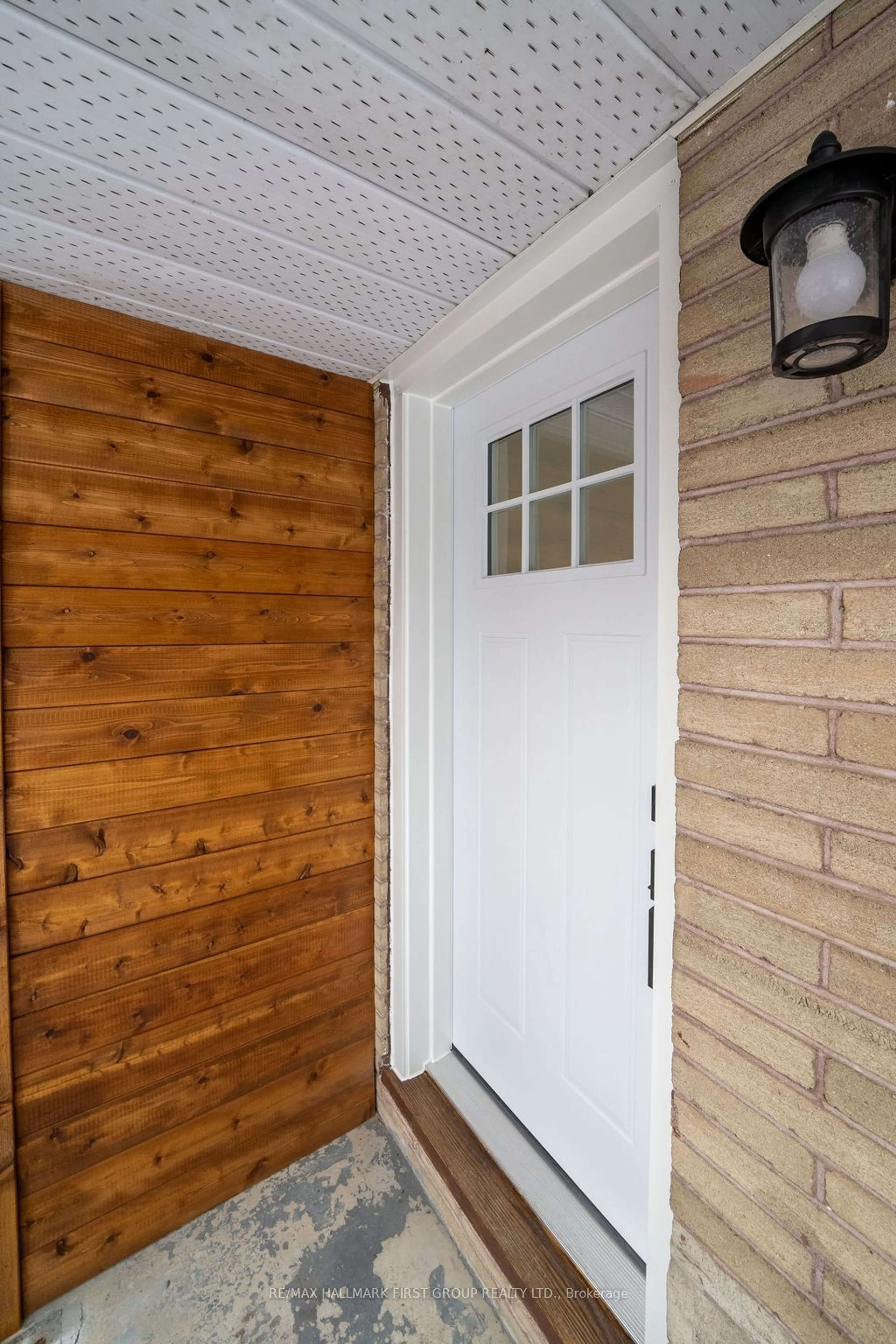 Indoor entryway for 78 Golfdale Rd, Belleville Ontario K8N 4A7