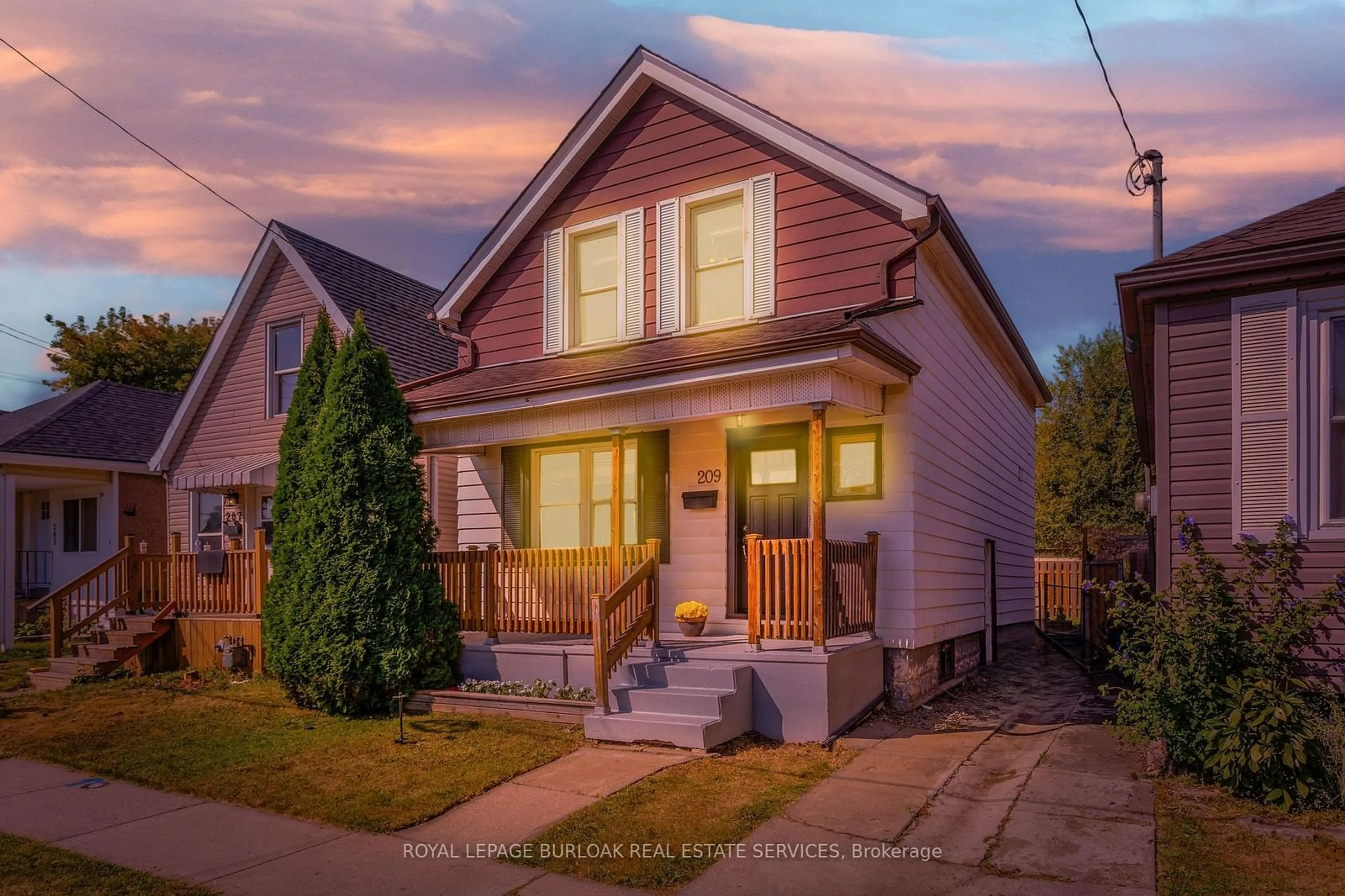 Home with vinyl exterior material, street for 209 Weir St, Hamilton Ontario L8H 5G2