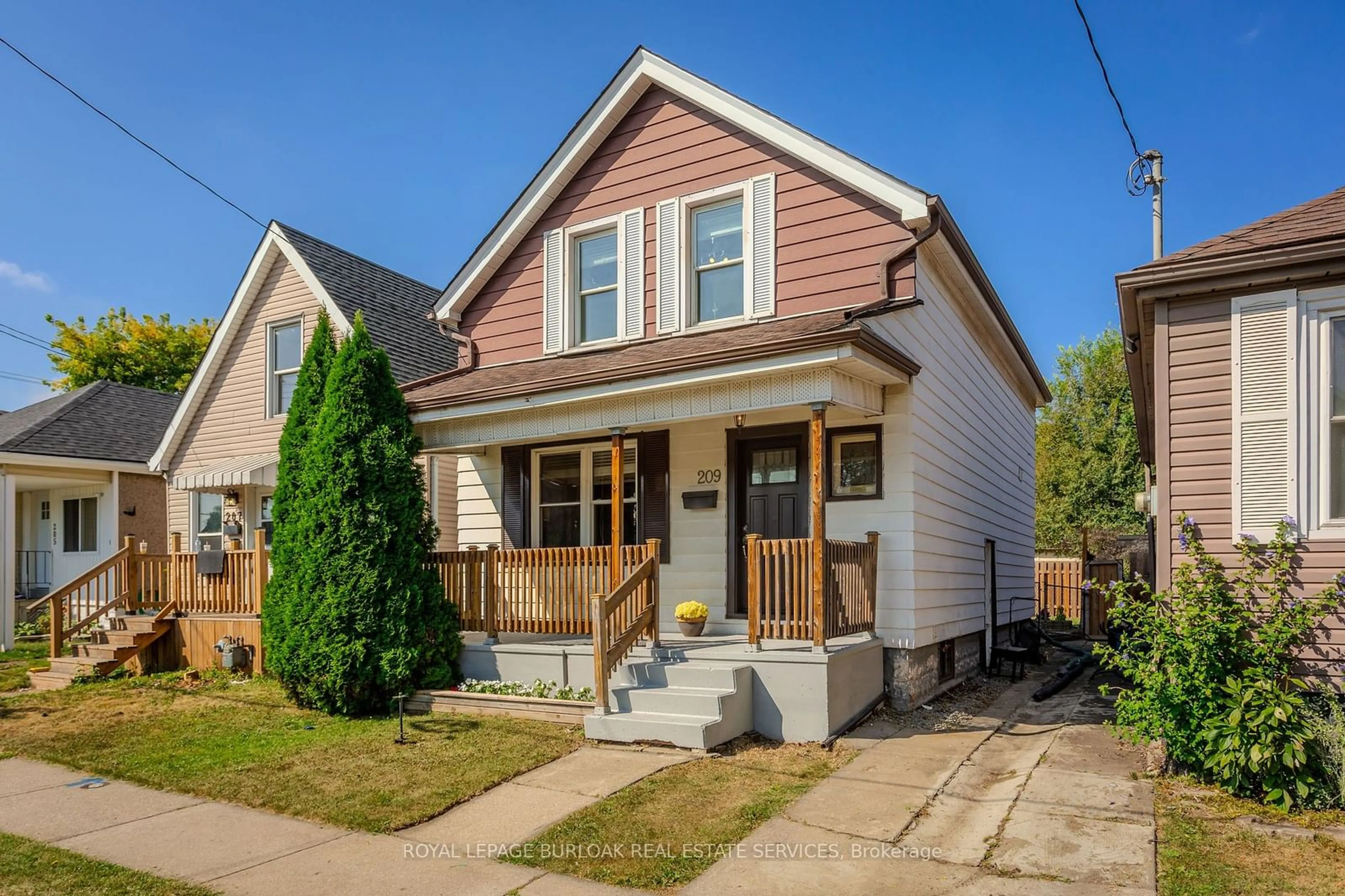 Home with vinyl exterior material, street for 209 Weir St, Hamilton Ontario L8H 5G2