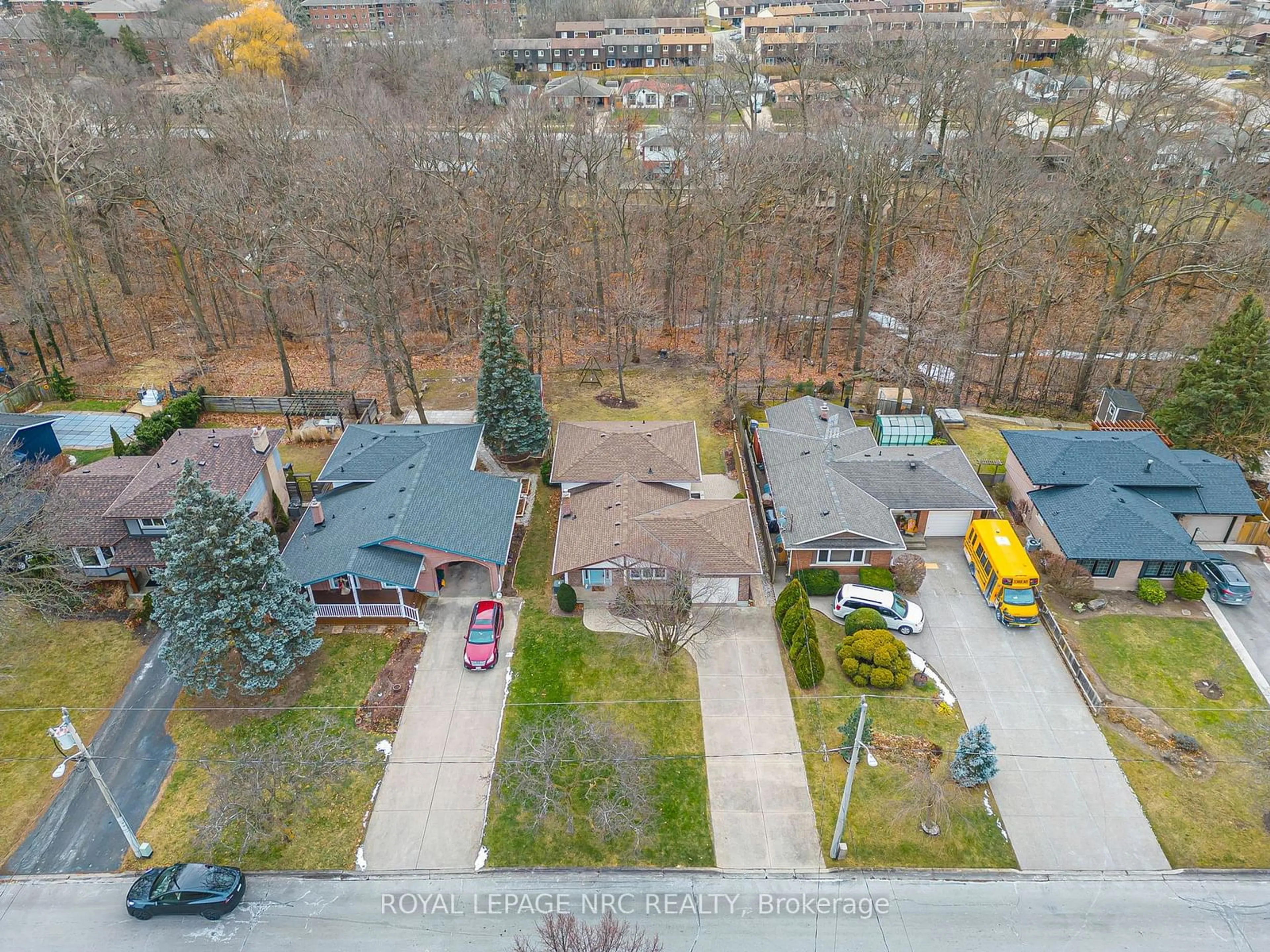 A pic from outside/outdoor area/front of a property/back of a property/a pic from drone, city buildings view from balcony for 58 Woodrow St, St. Catharines Ontario L2P 2A3