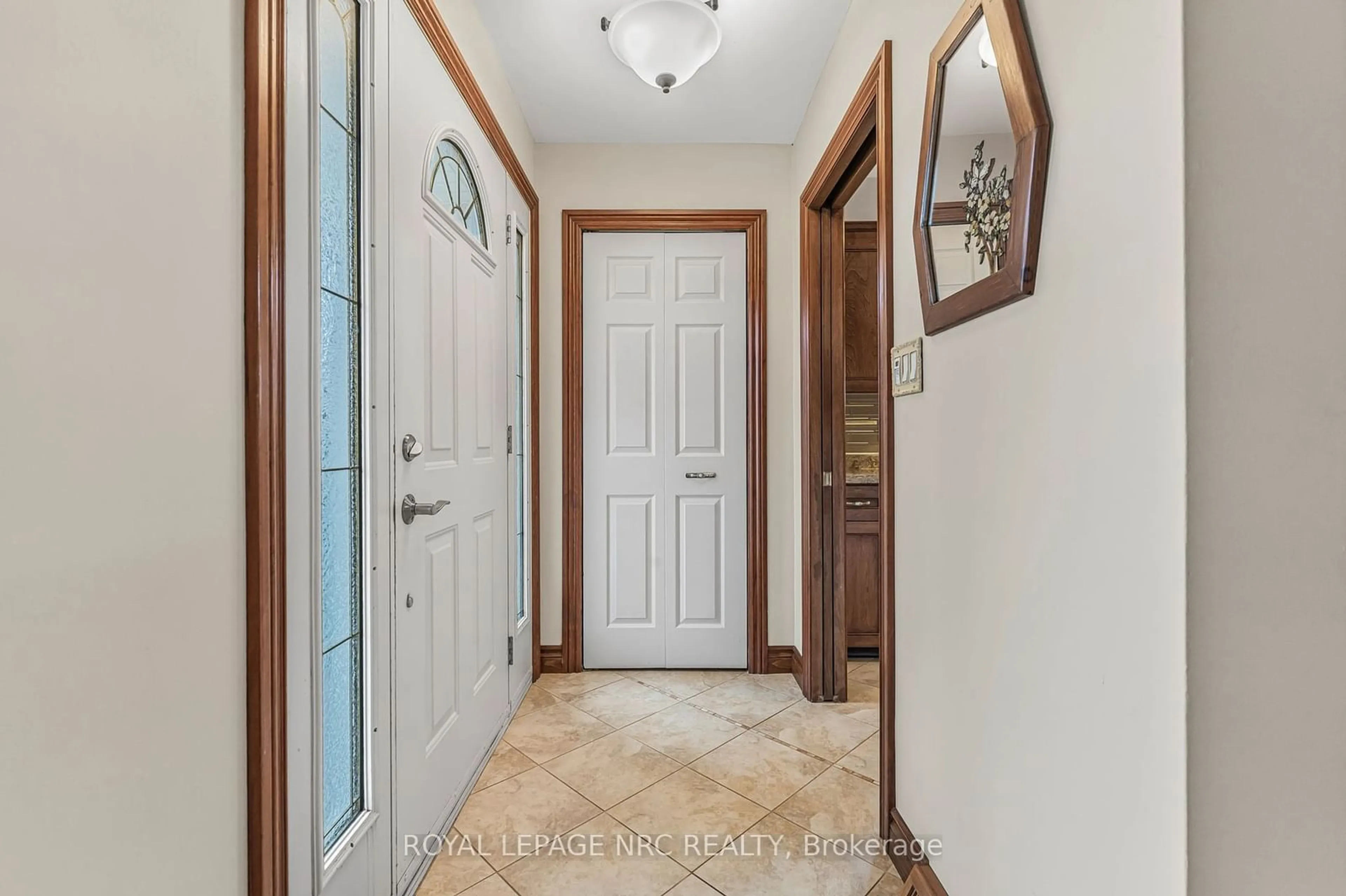 Indoor entryway for 58 Woodrow St, St. Catharines Ontario L2P 2A3