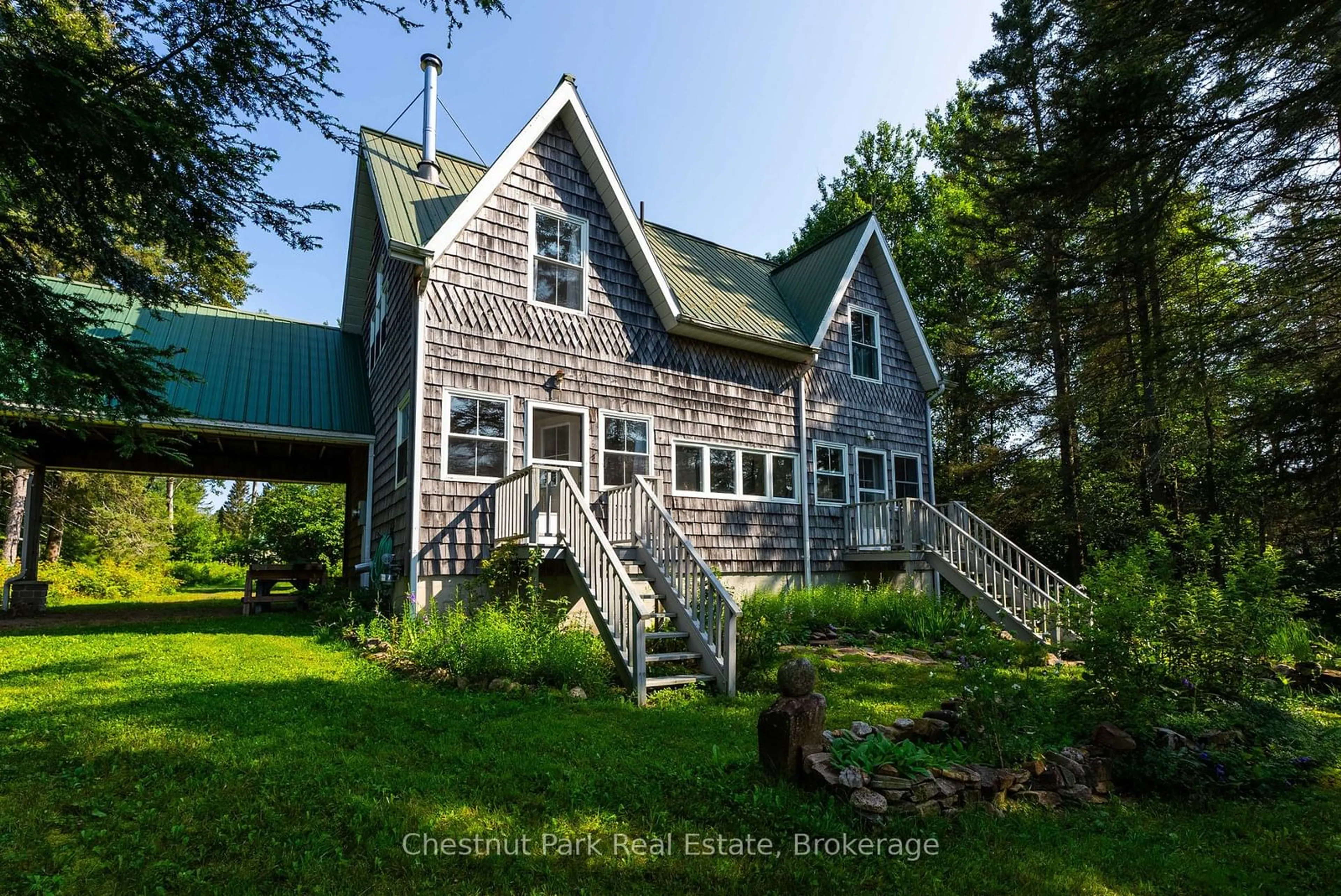 A pic from outside/outdoor area/front of a property/back of a property/a pic from drone, building for 1 & 5 Barrie St, Sundridge Ontario P0A 1Z0