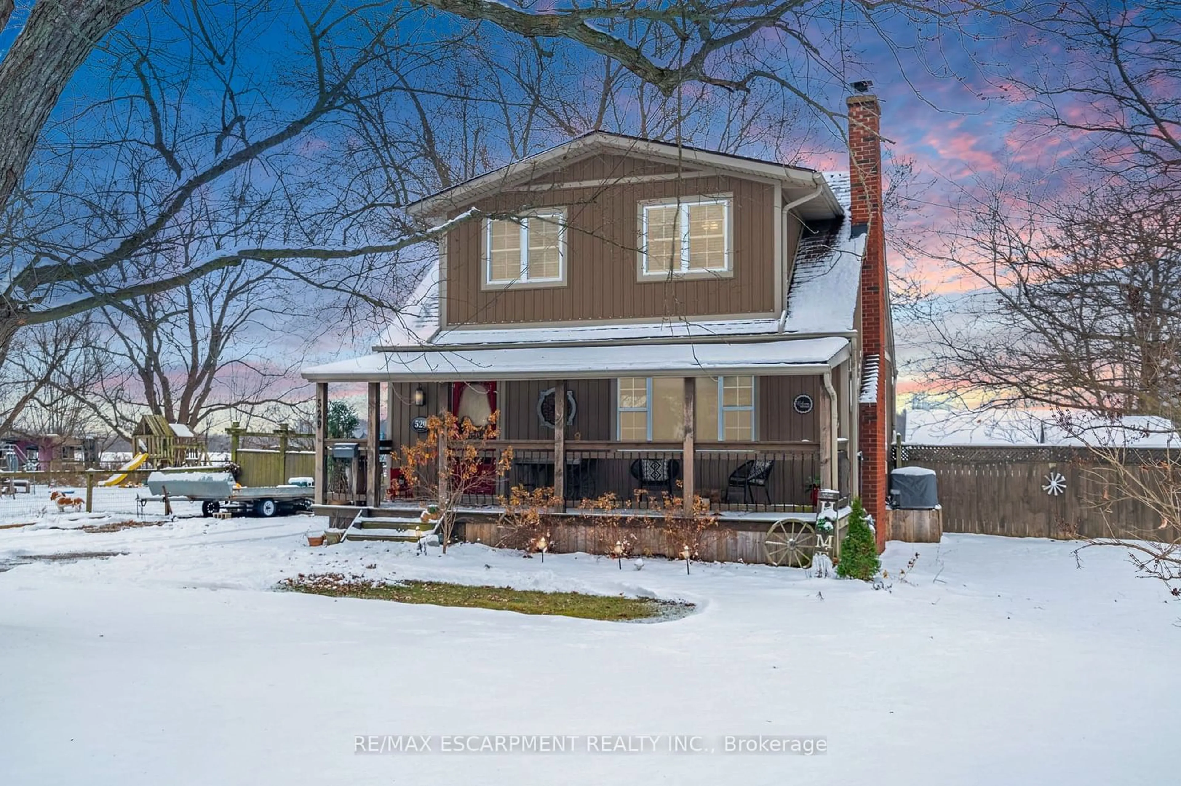 A pic from outside/outdoor area/front of a property/back of a property/a pic from drone, street for 529 Forks Rd, Welland Ontario L3B 5K7