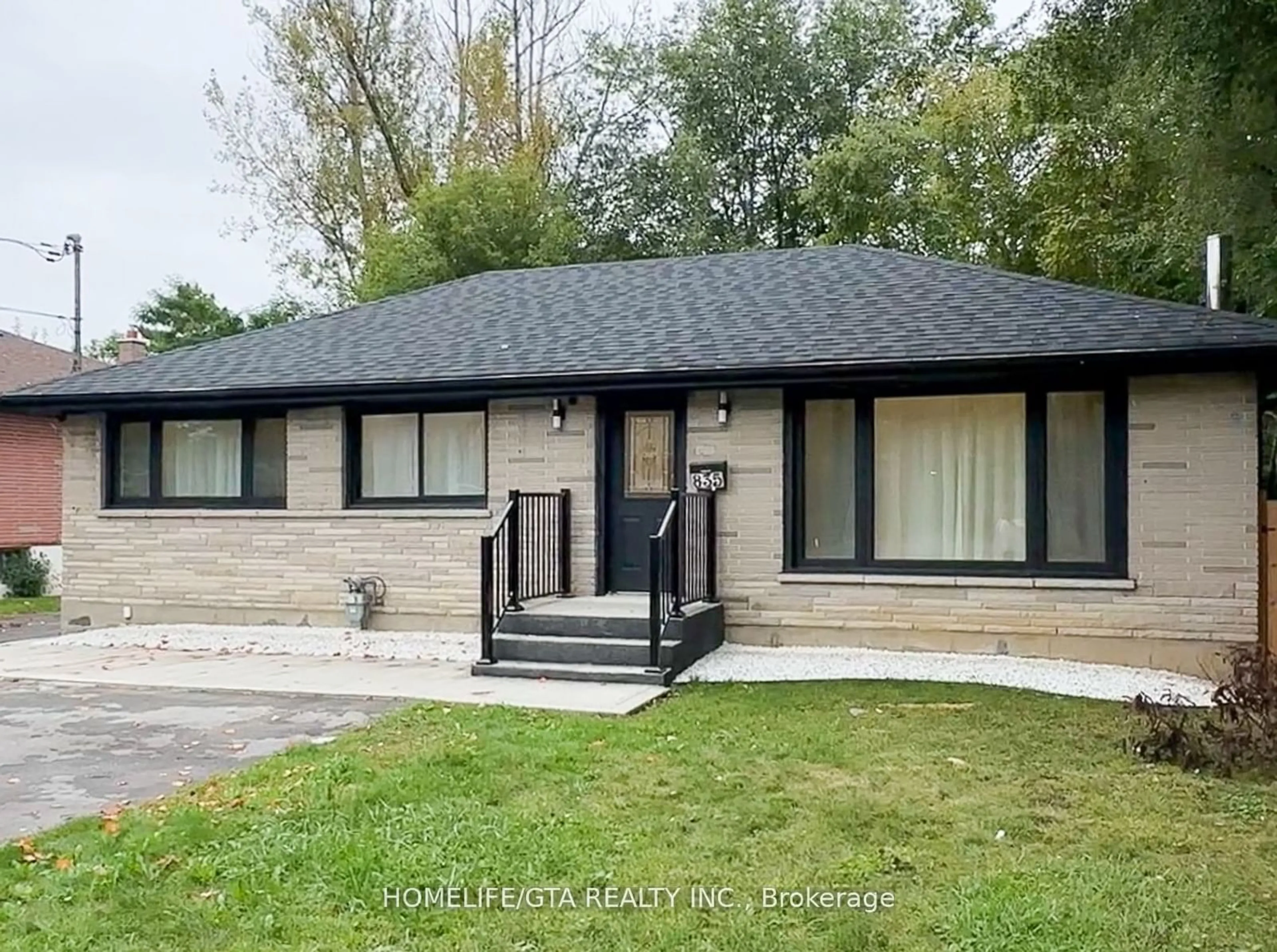 Home with vinyl exterior material, street for 835 Sherbrooke St, Peterborough Ontario K9J 2R3