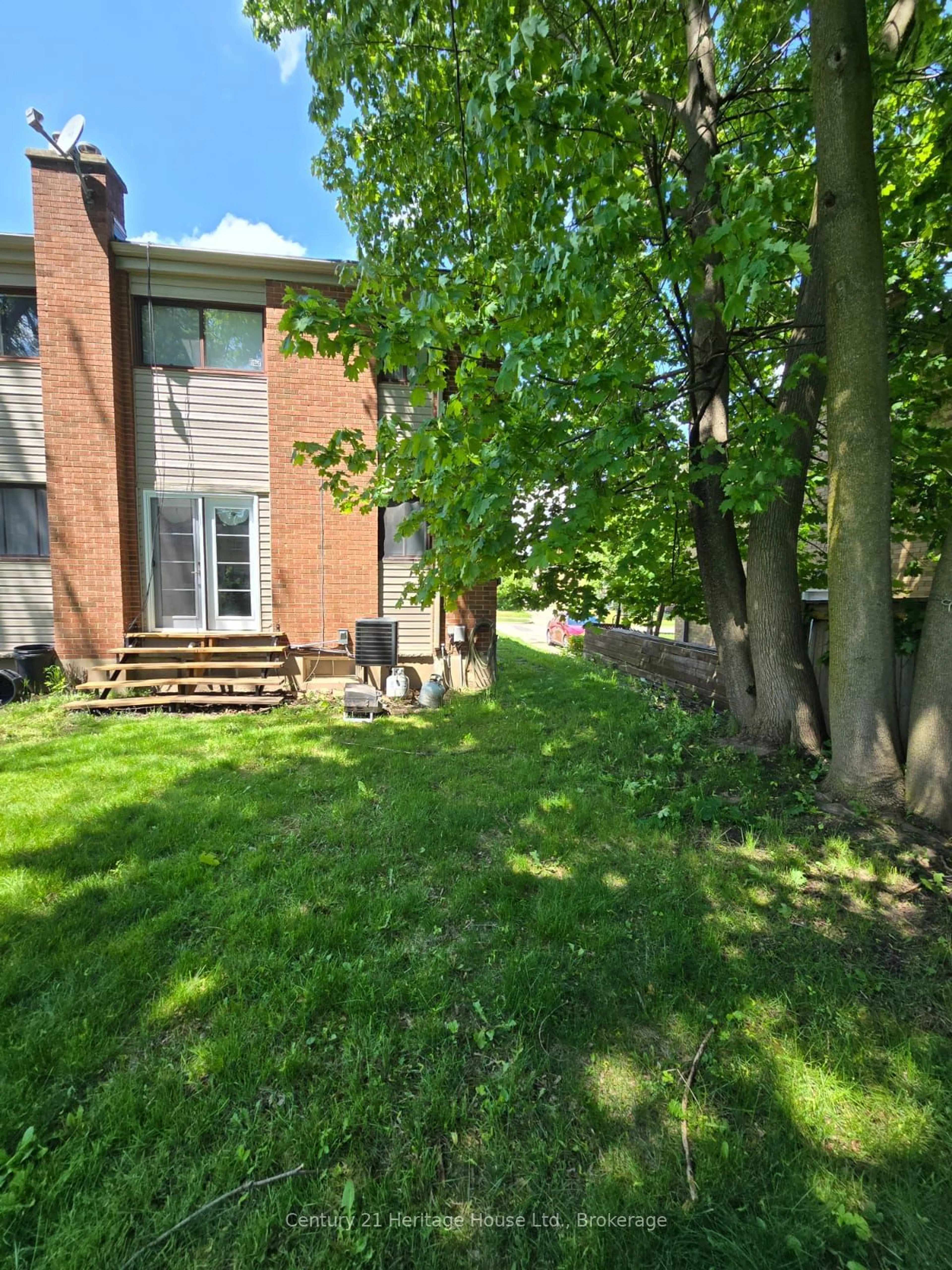 Patio, street for 49B Marshall St, Waterloo Ontario N2J 2T3