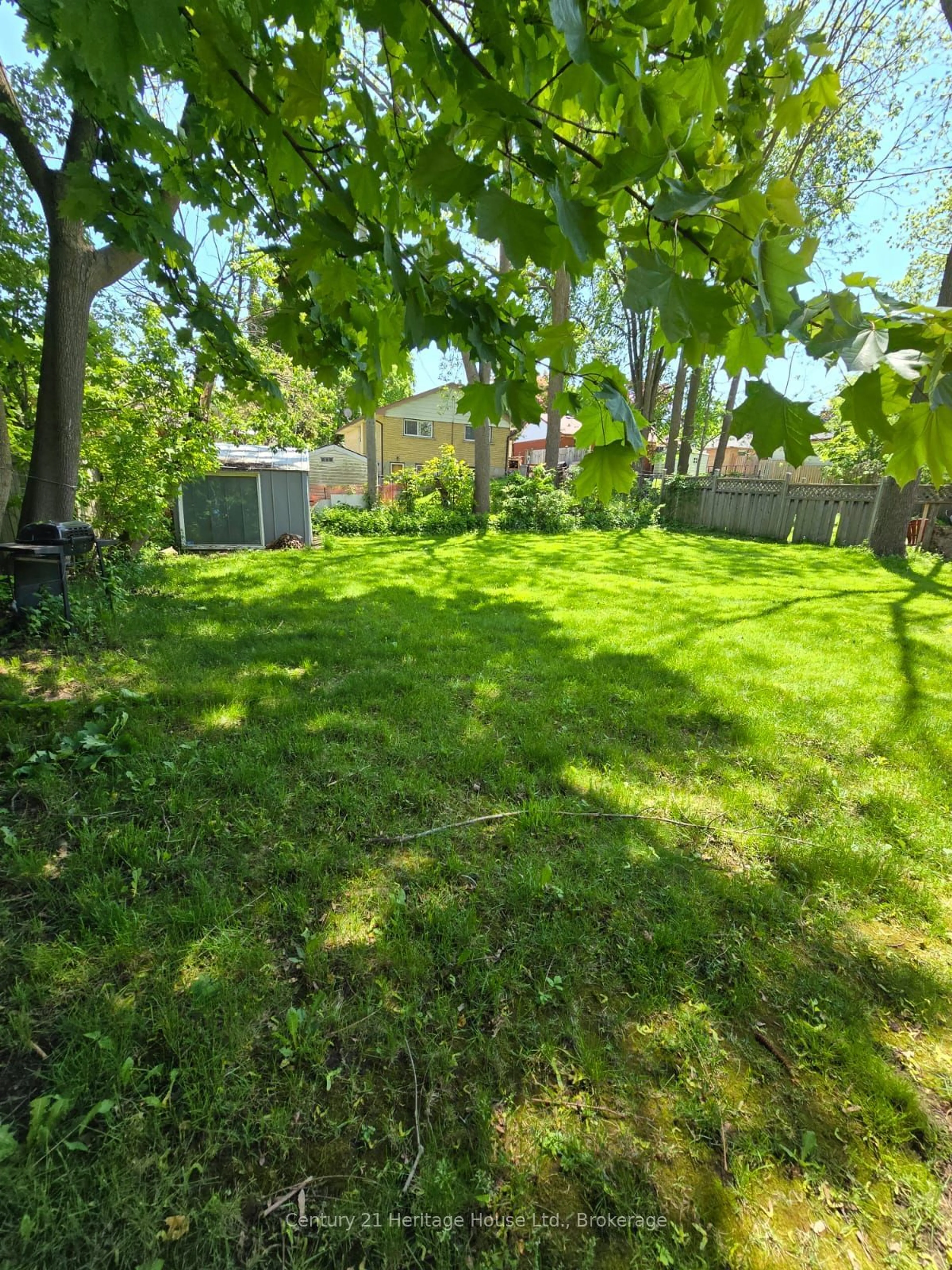 A pic from outside/outdoor area/front of a property/back of a property/a pic from drone, street for 49B Marshall St, Waterloo Ontario N2J 2T3