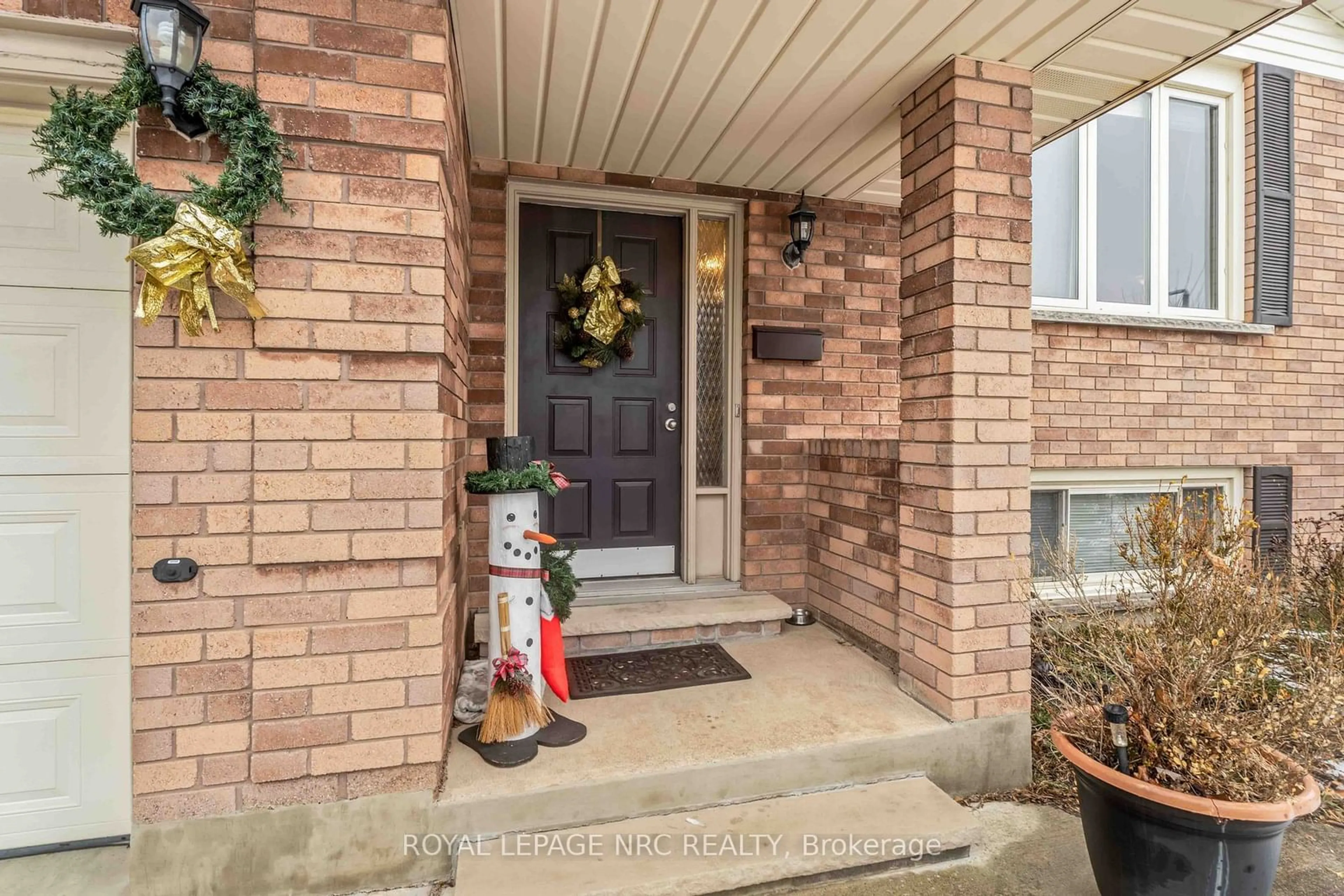 Indoor entryway for 127 Melissa Cres, Welland Ontario L3C 6M5