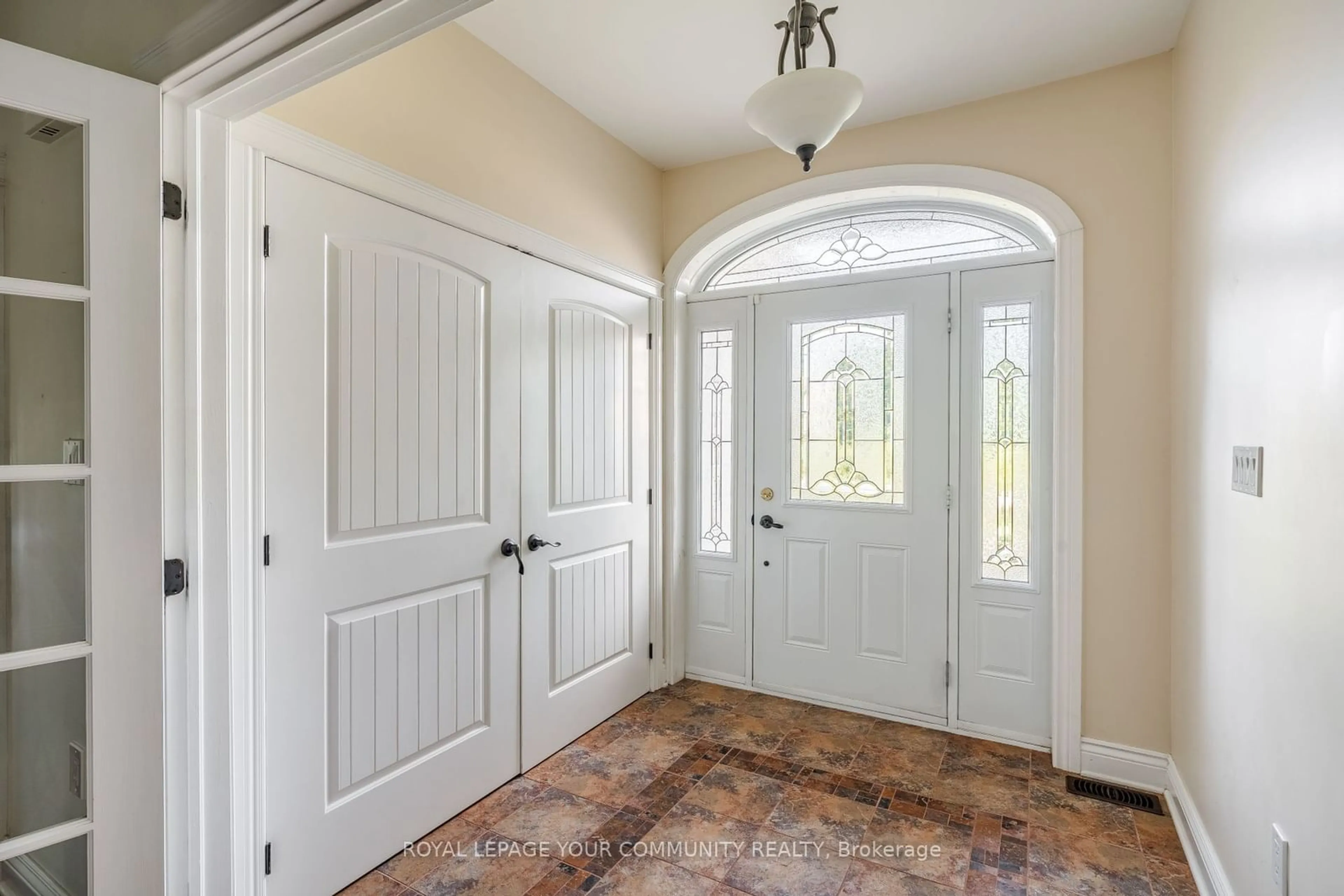 Indoor entryway for 21 Primrose Lane, South Stormont Ontario K0C 1P0