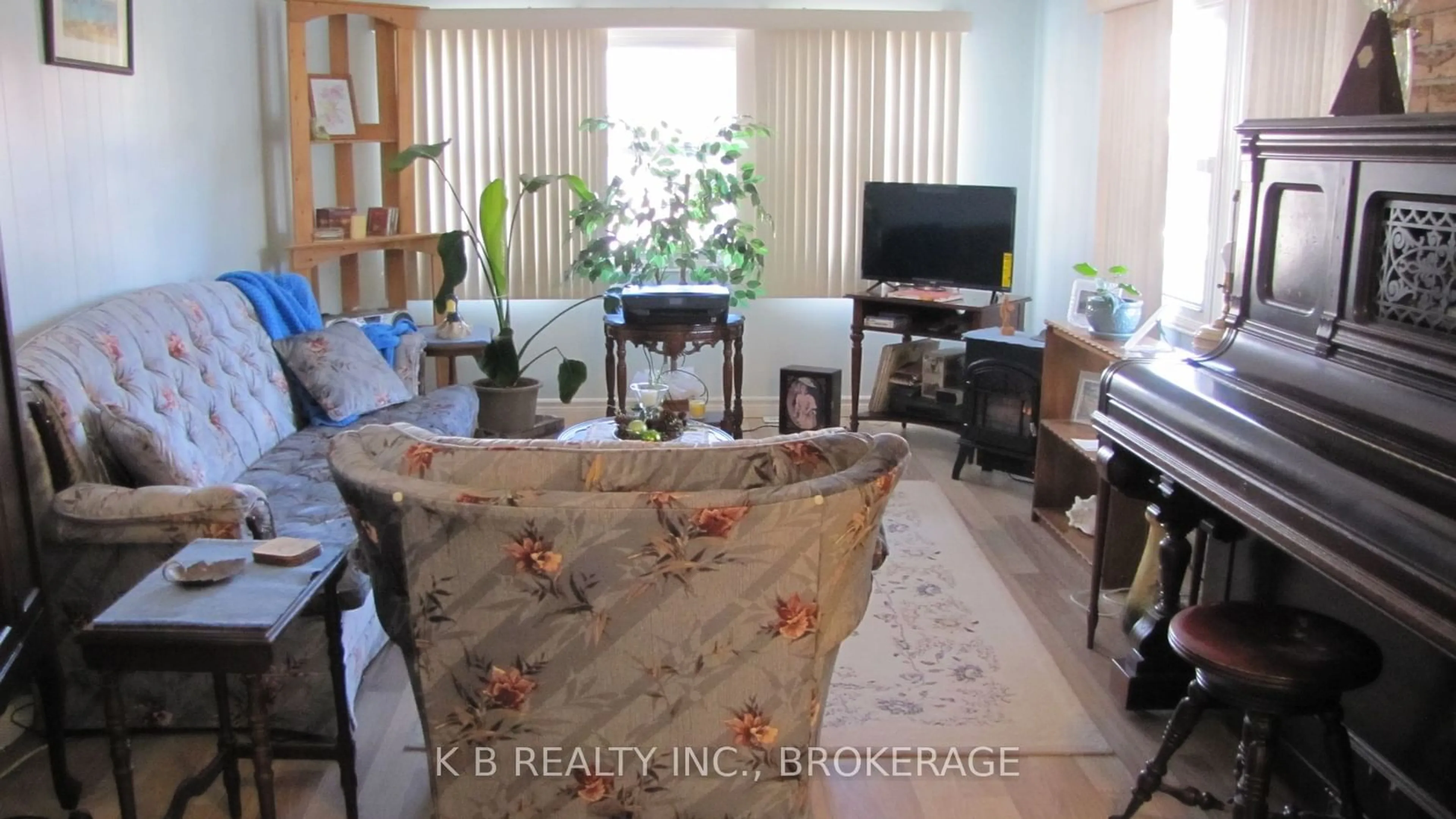 Living room with furniture, unknown for 6 Wentworth Dr, Kingston Ontario K7K 5C9