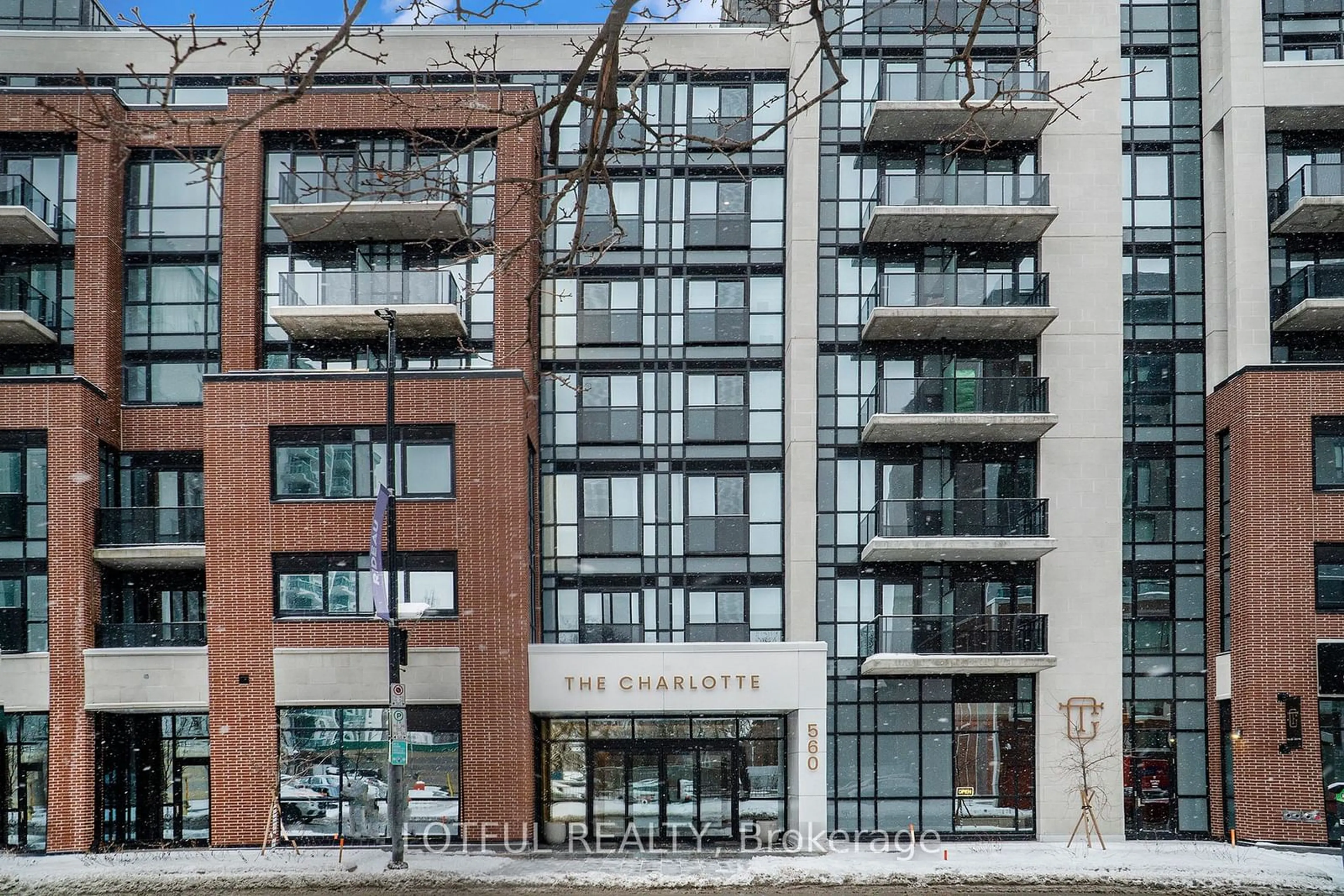 Indoor foyer for 560 Rideau St #1309, Ottawa Ontario K1N 0G3