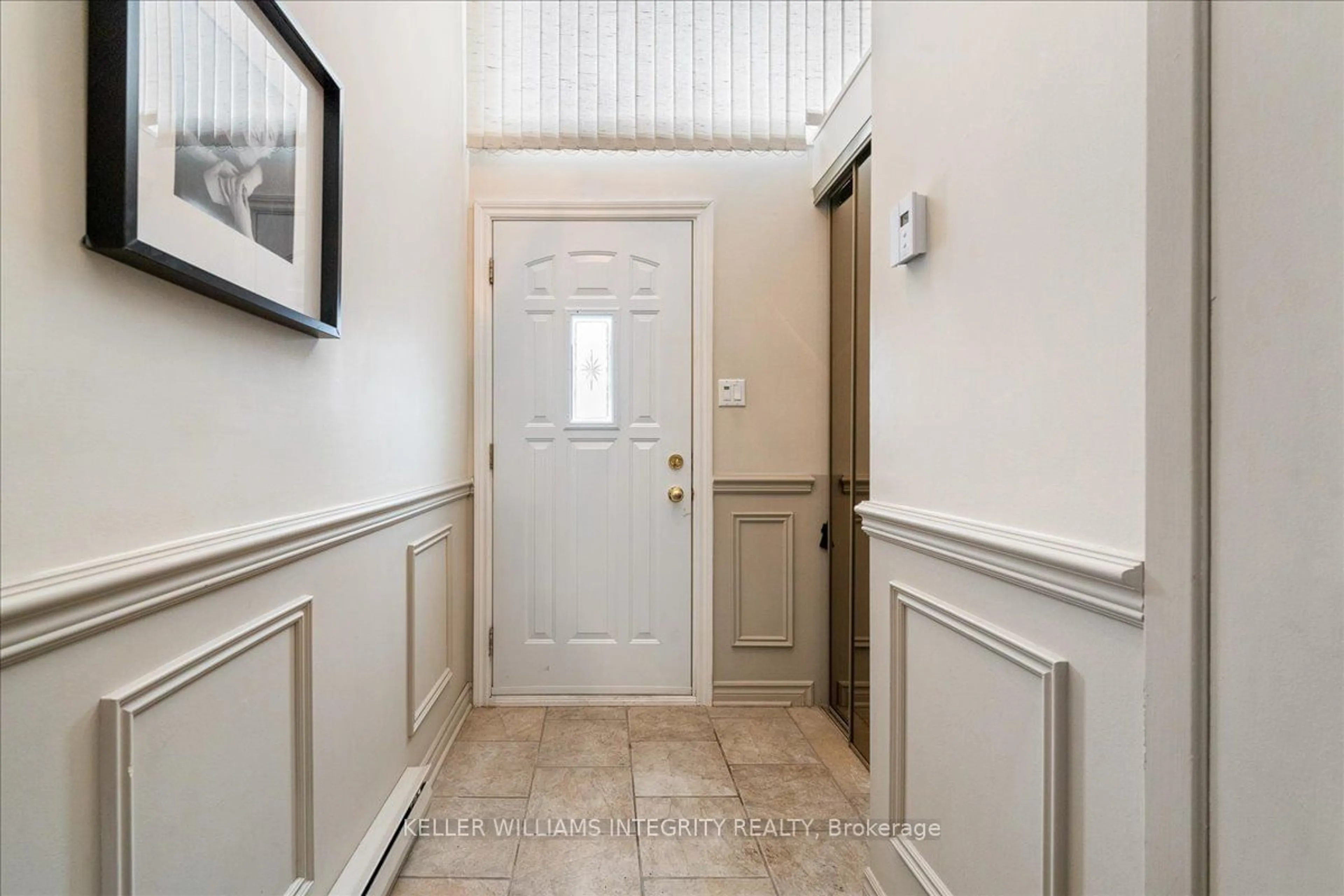 Indoor foyer for 2160 Eric Cres, Cyrville - Carson Grove - Pineview Ontario K1B 4P4