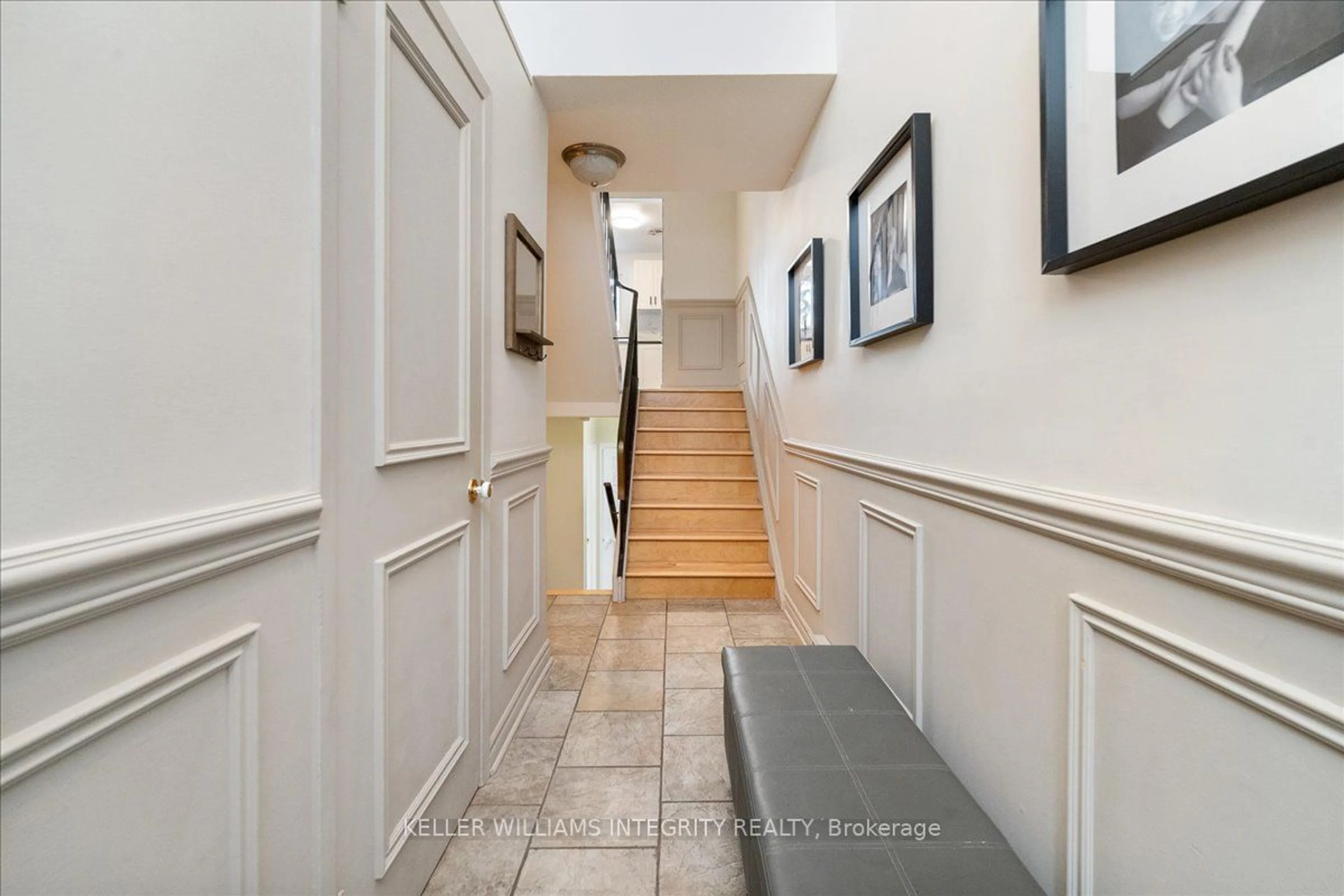 Indoor entryway for 2160 Eric Cres, Cyrville - Carson Grove - Pineview Ontario K1B 4P4