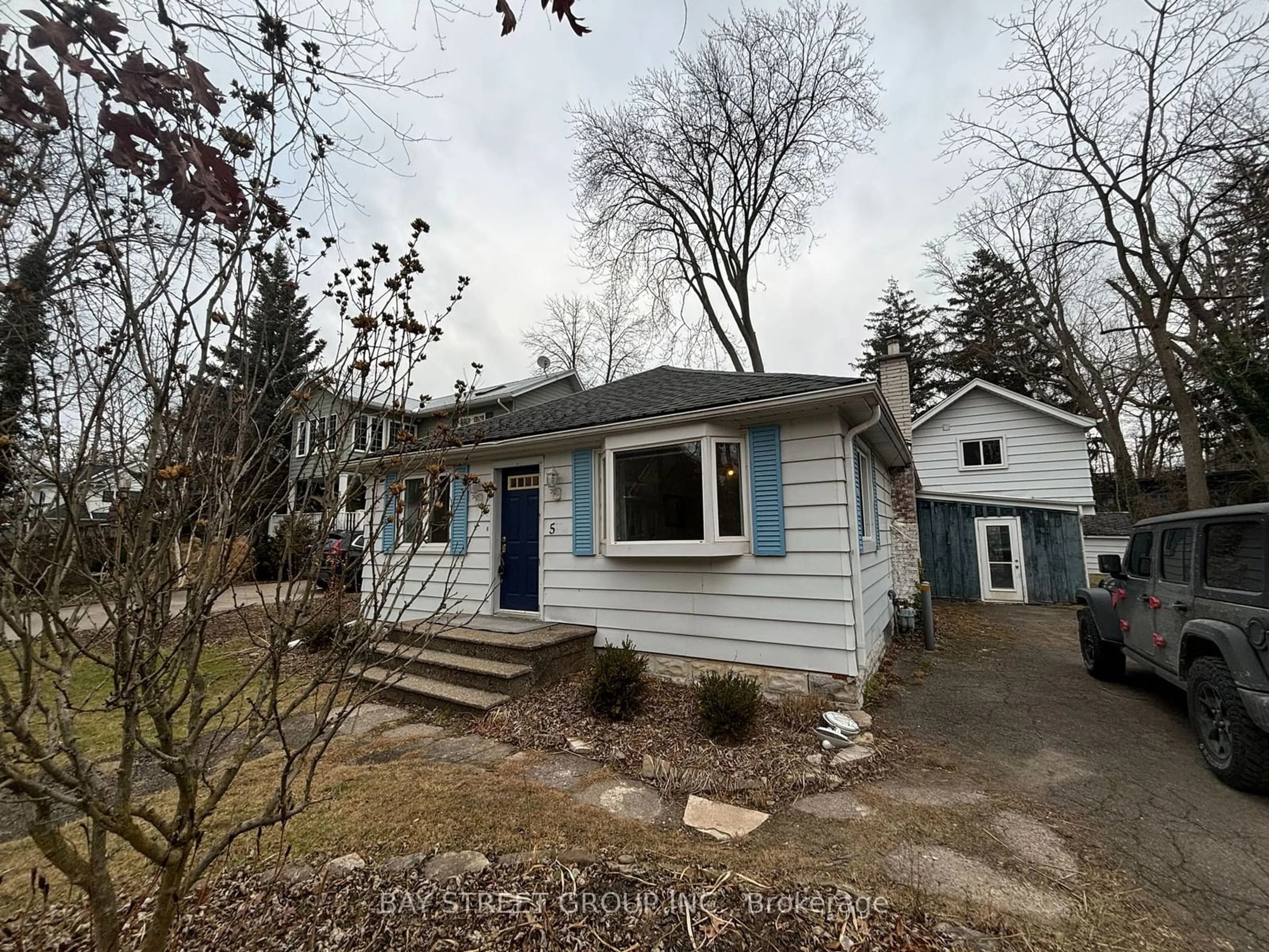 Home with vinyl exterior material, street for 5 Wilberforce Ave, Niagara-on-the-Lake Ontario L0S 1J0