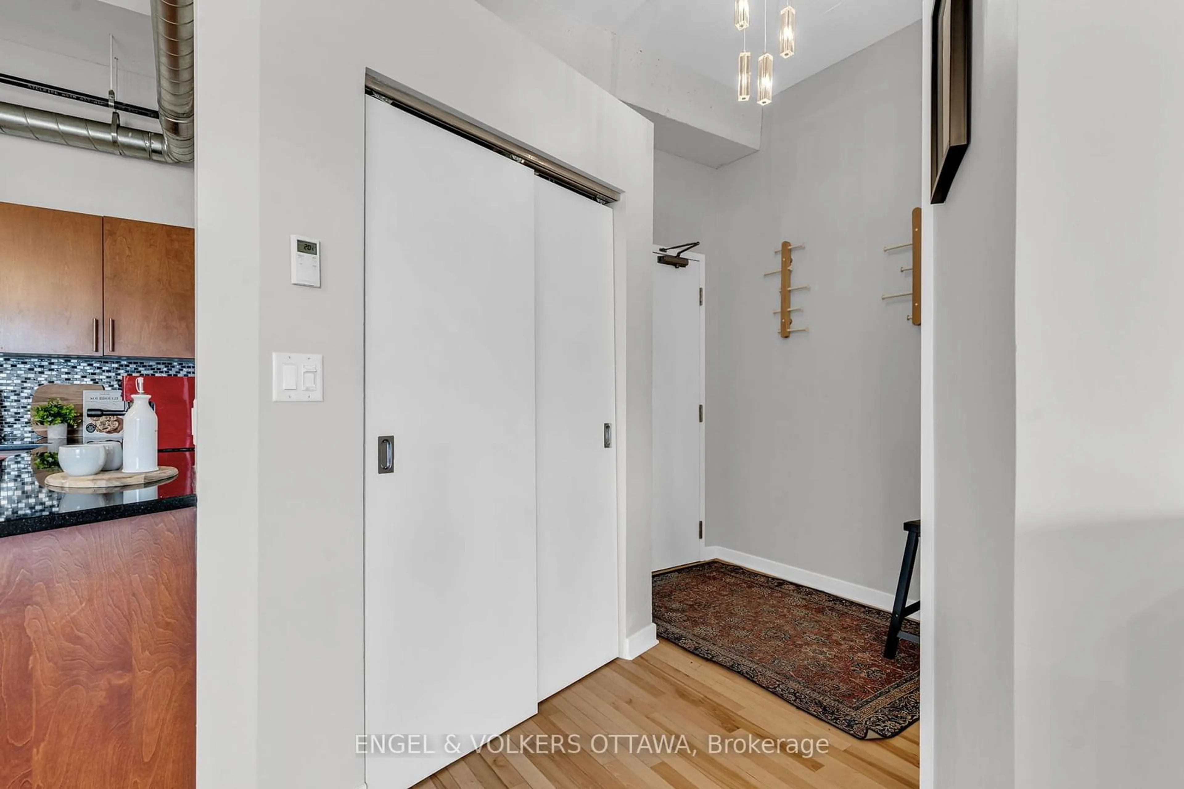 Indoor entryway for 320 Parkdale Ave #202, Tunneys Pasture and Ottawa West Ontario K1Y 4X9