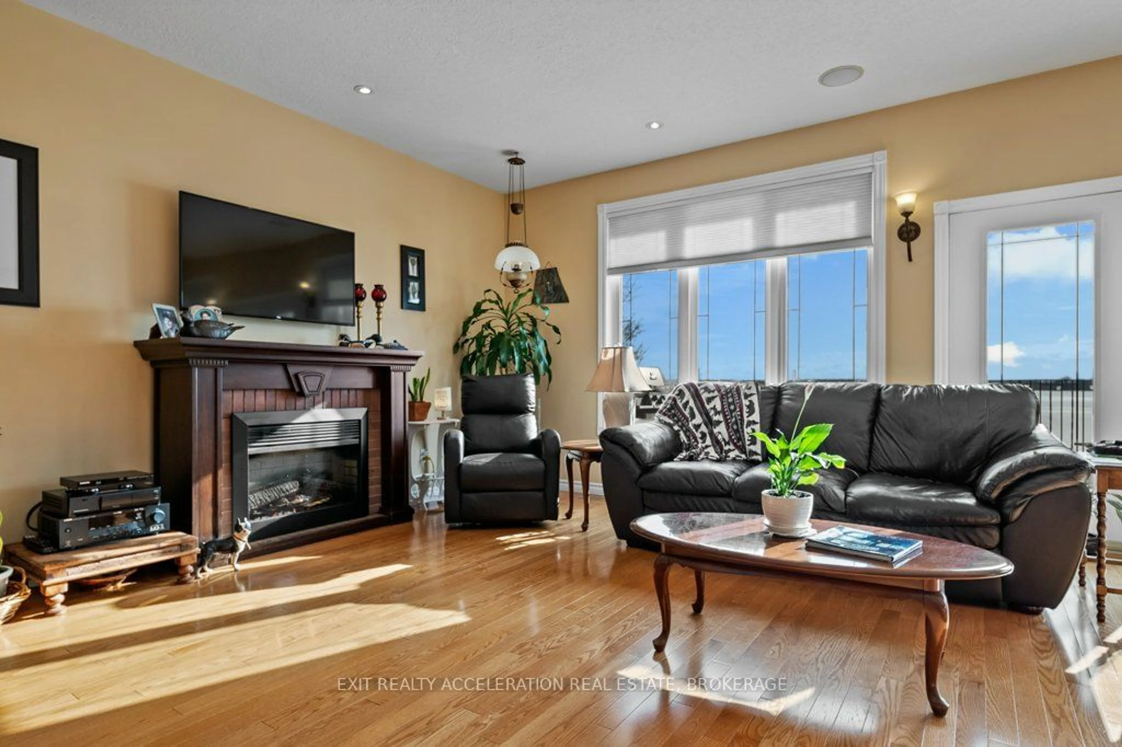 Living room with furniture, wood/laminate floor for 92 Bayview Dr, Greater Napanee Ontario K7R 3K8