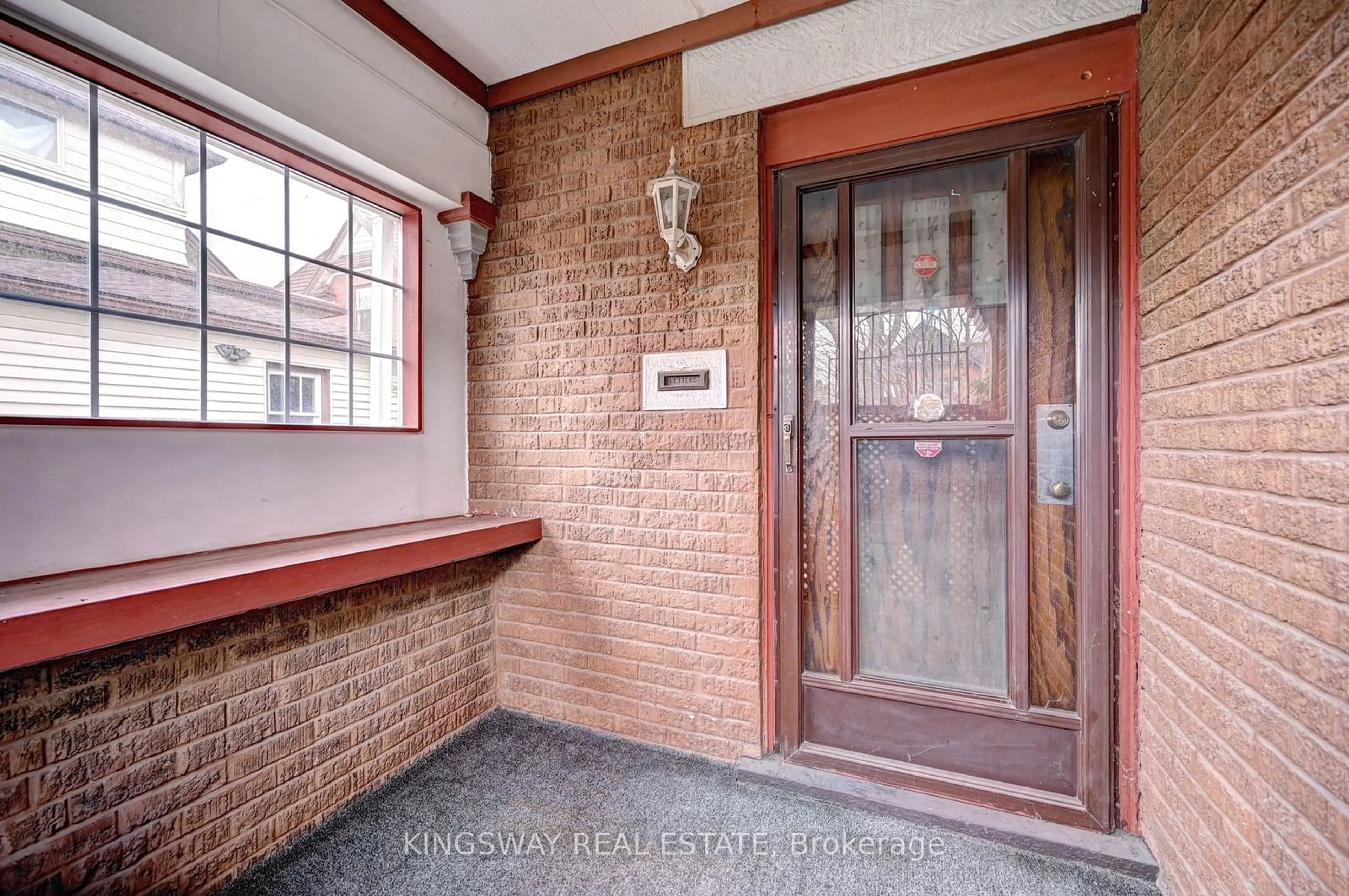 Indoor entryway for 362 Duke St, Kitchener Ontario N2H 3Y3