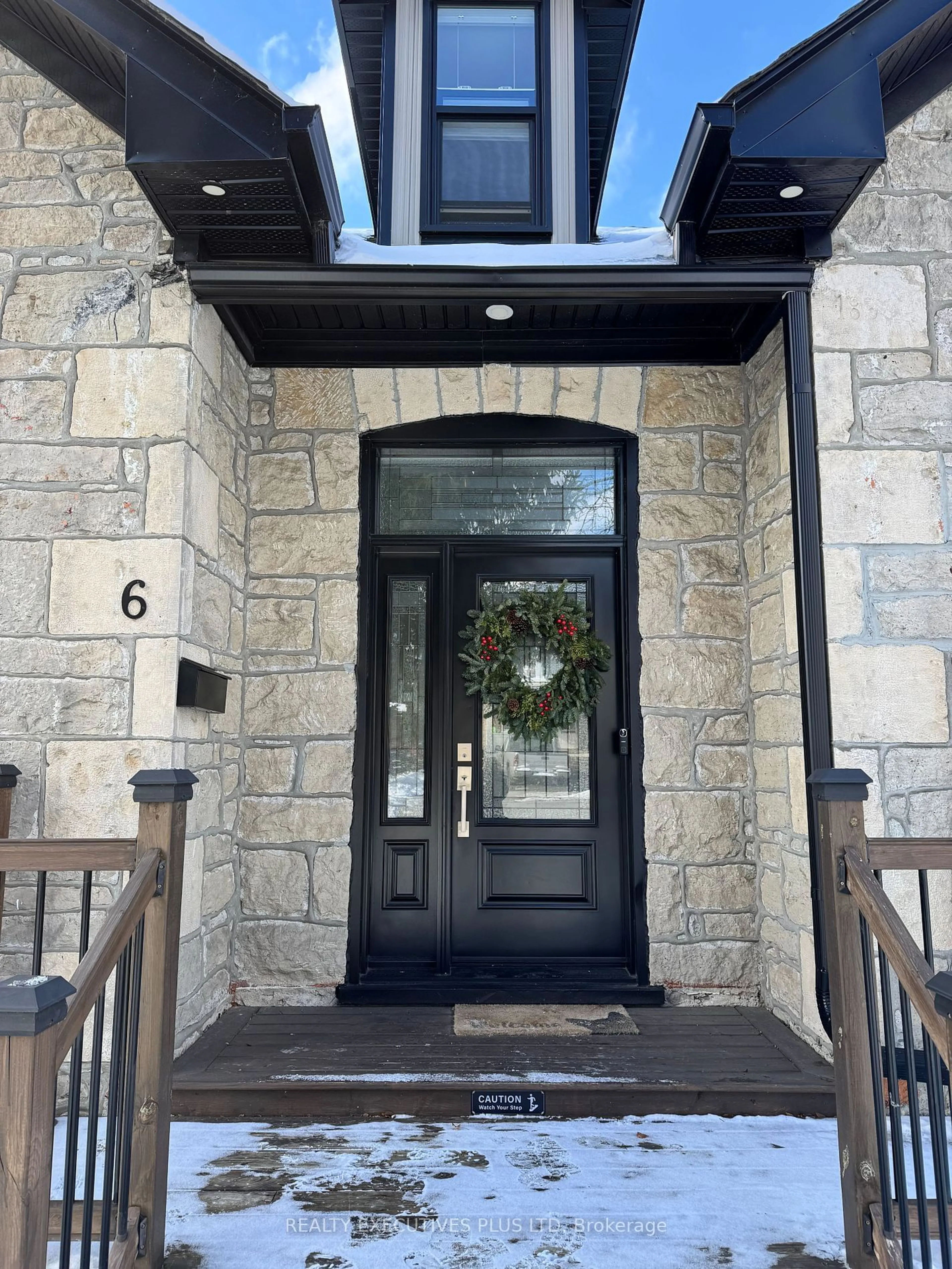 Indoor entryway for 6 Elgin St, Cambridge Ontario N1R 5G7