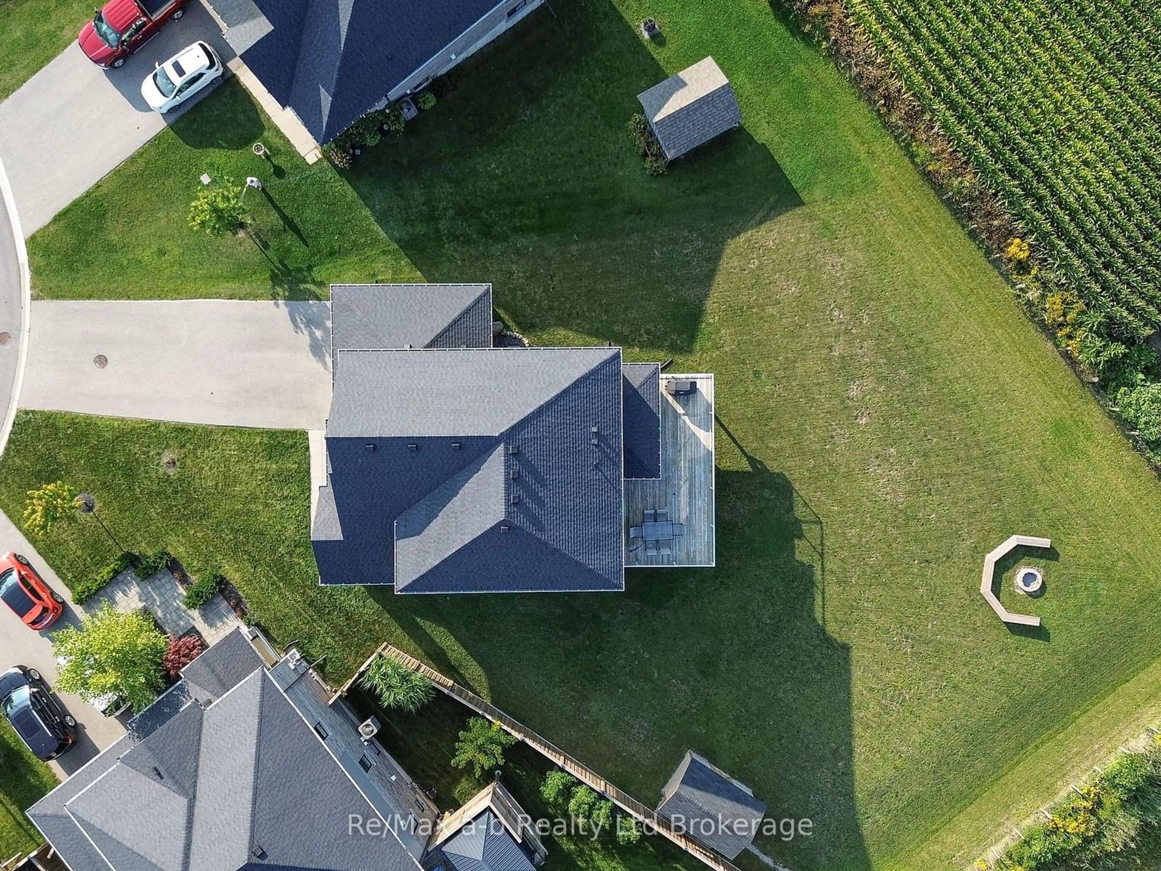 A pic from outside/outdoor area/front of a property/back of a property/a pic from drone, unknown for 307 Poldon Dr, Norwich Ontario N0J 1P0