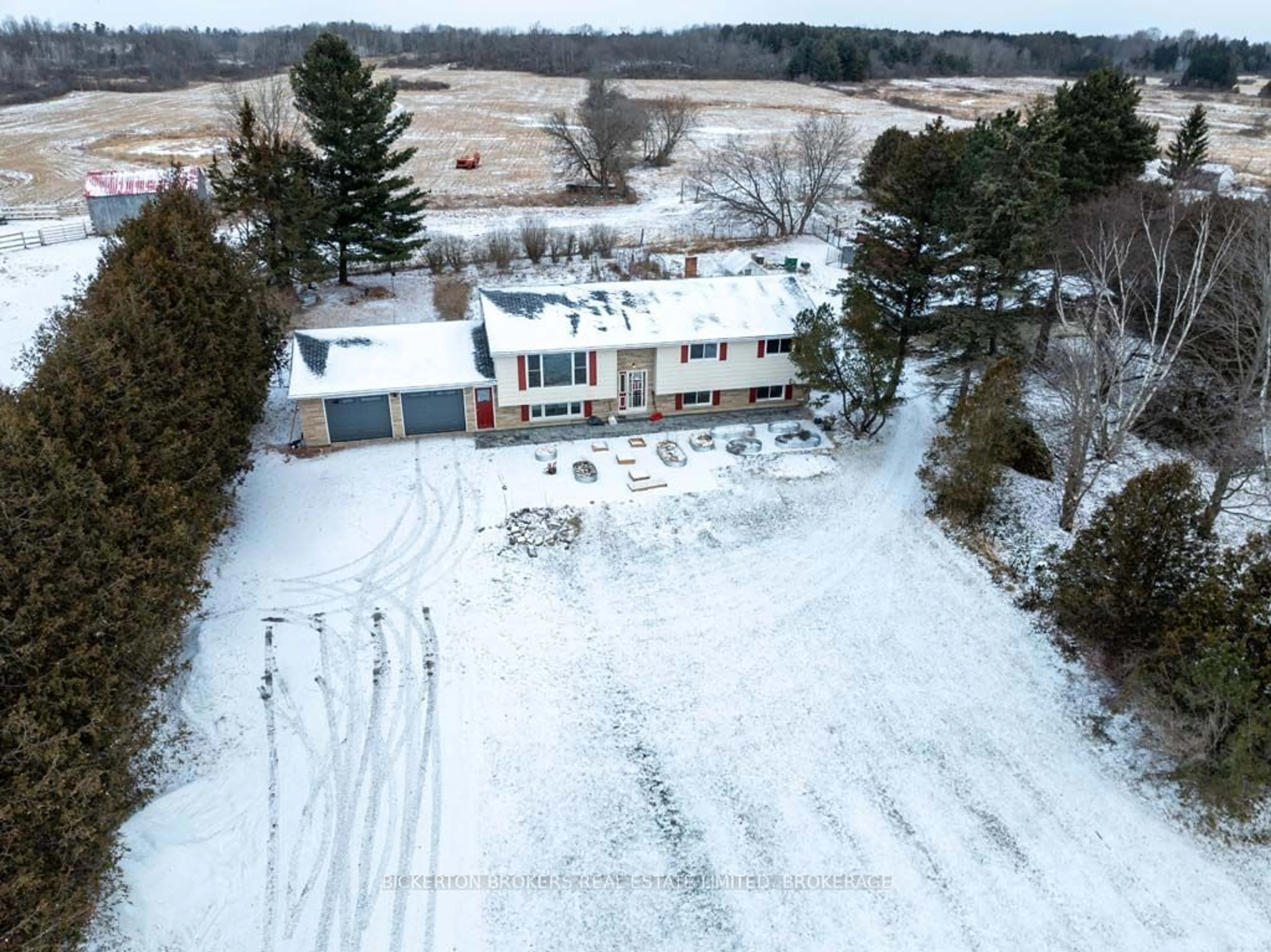 A pic from outside/outdoor area/front of a property/back of a property/a pic from drone, building for 4538 County Rd 2 Rd, Leeds & Grenville Ontario K7G 2V6