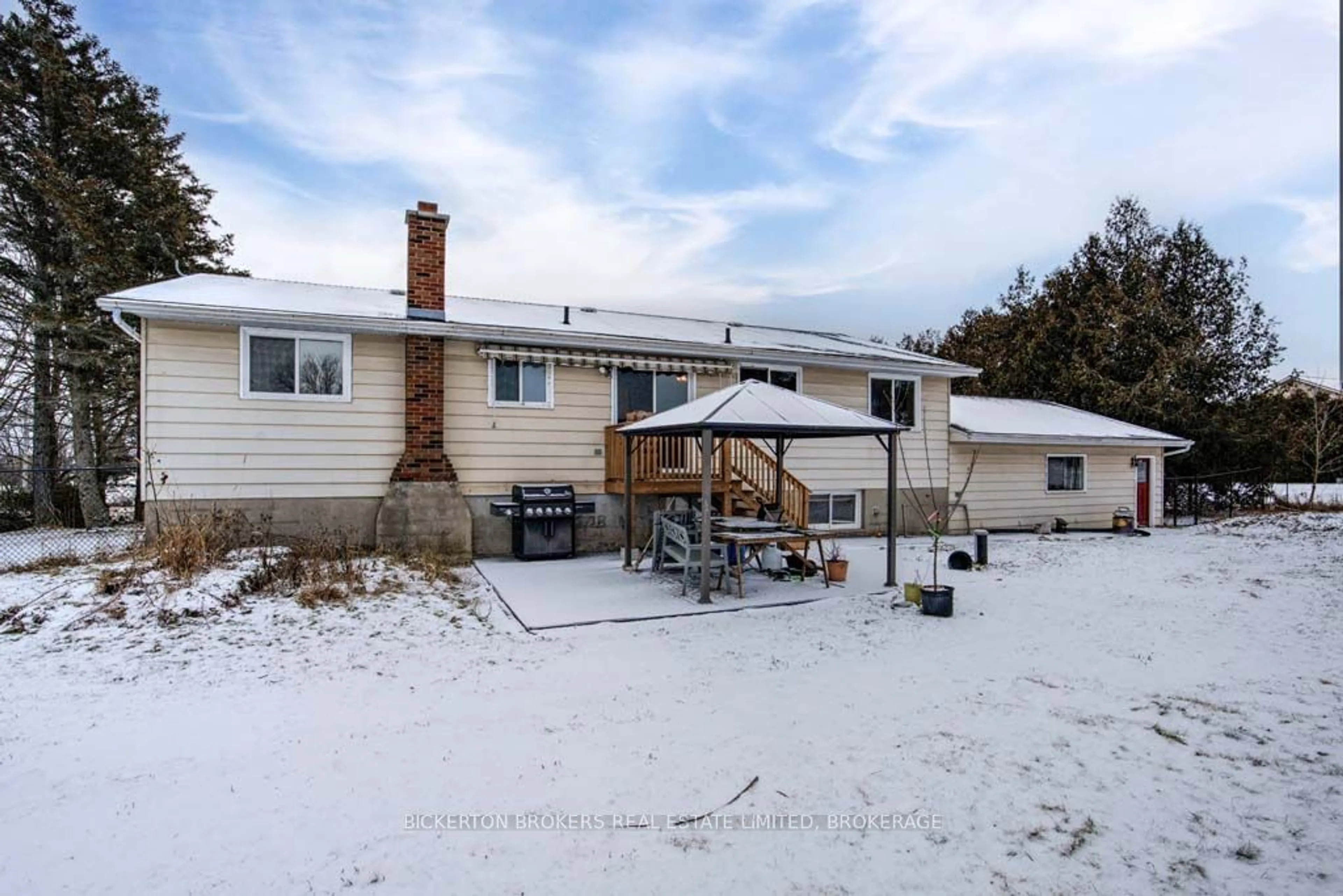 A pic from outside/outdoor area/front of a property/back of a property/a pic from drone, unknown for 4538 County Rd 2 Rd, Leeds & Grenville Ontario K7G 2V6