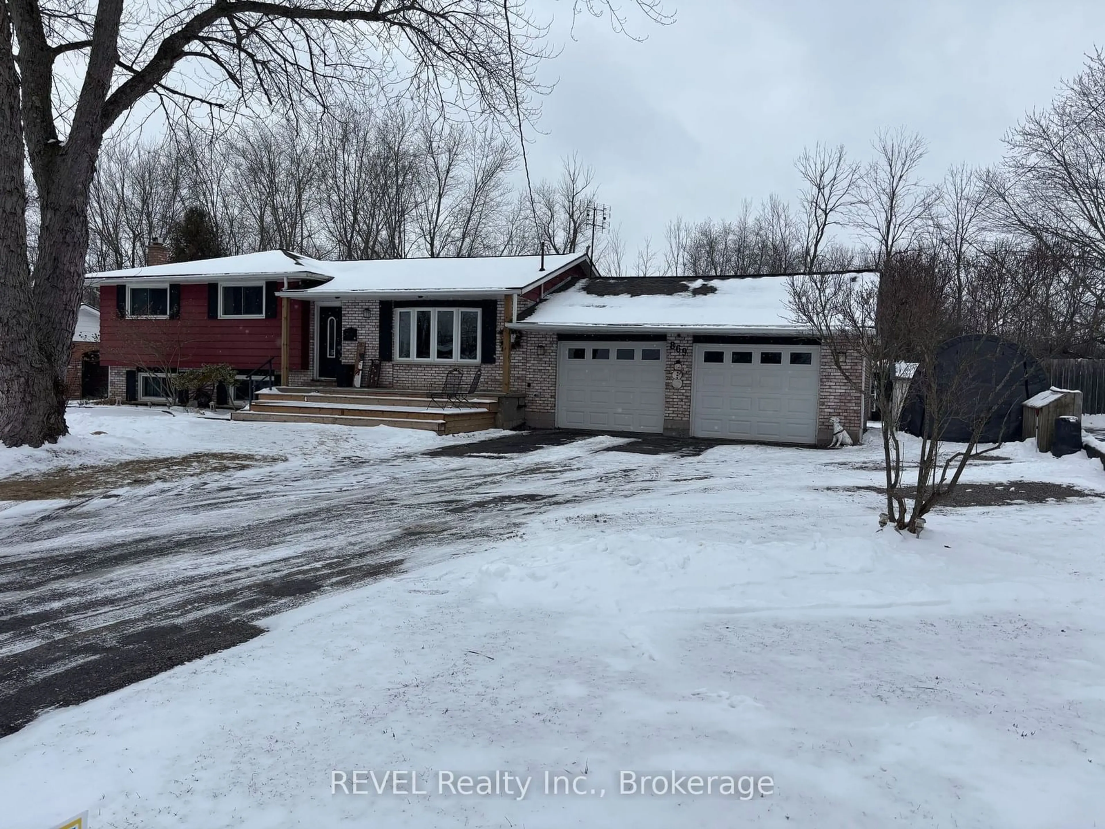 A pic from outside/outdoor area/front of a property/back of a property/a pic from drone, street for 869 Daytona Dr, Fort Erie Ontario L2A 4Z7