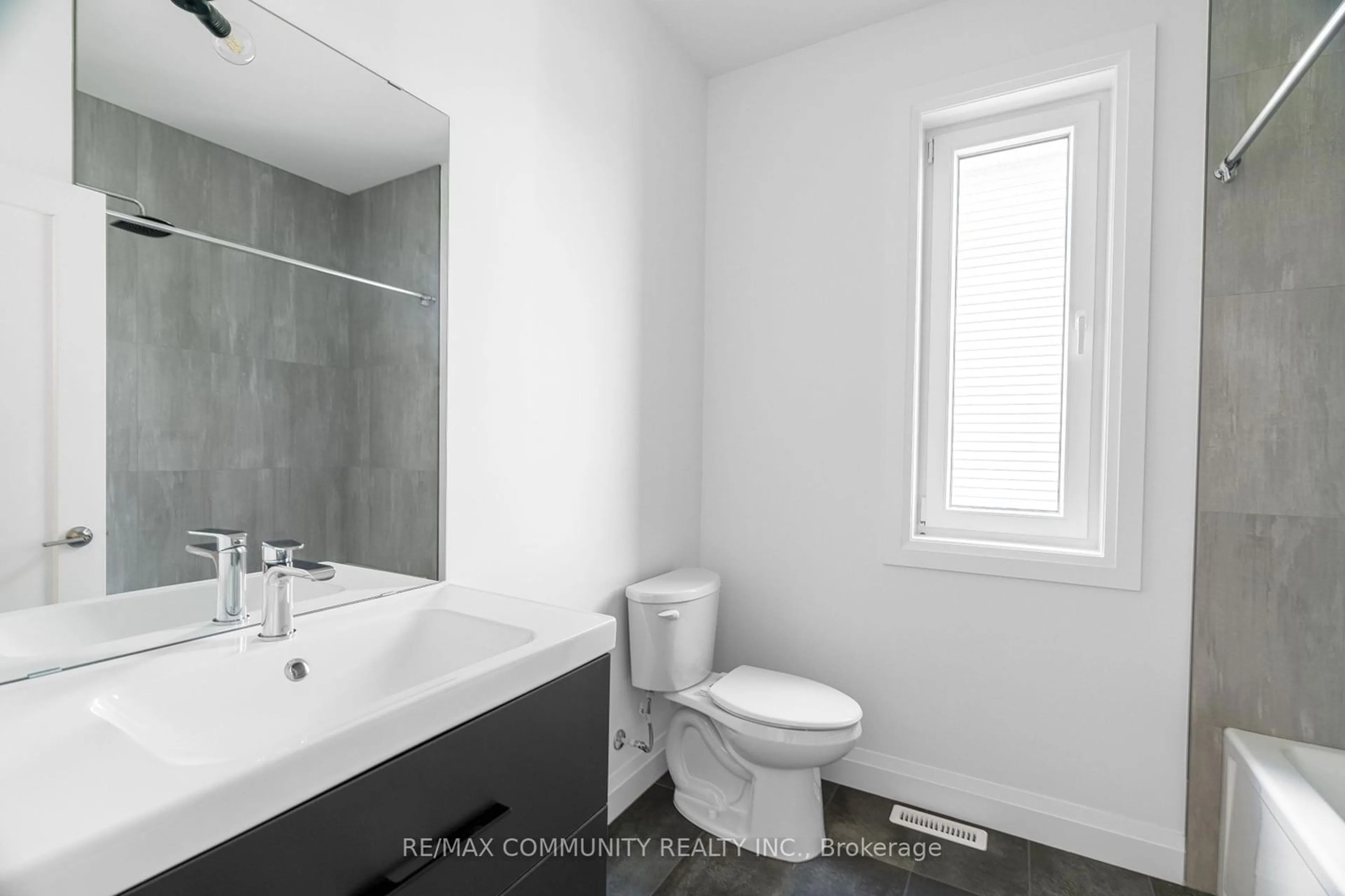 Standard bathroom, unknown for 14 Alexander Circ, Strathroy-Caradoc Ontario N7G 0B4