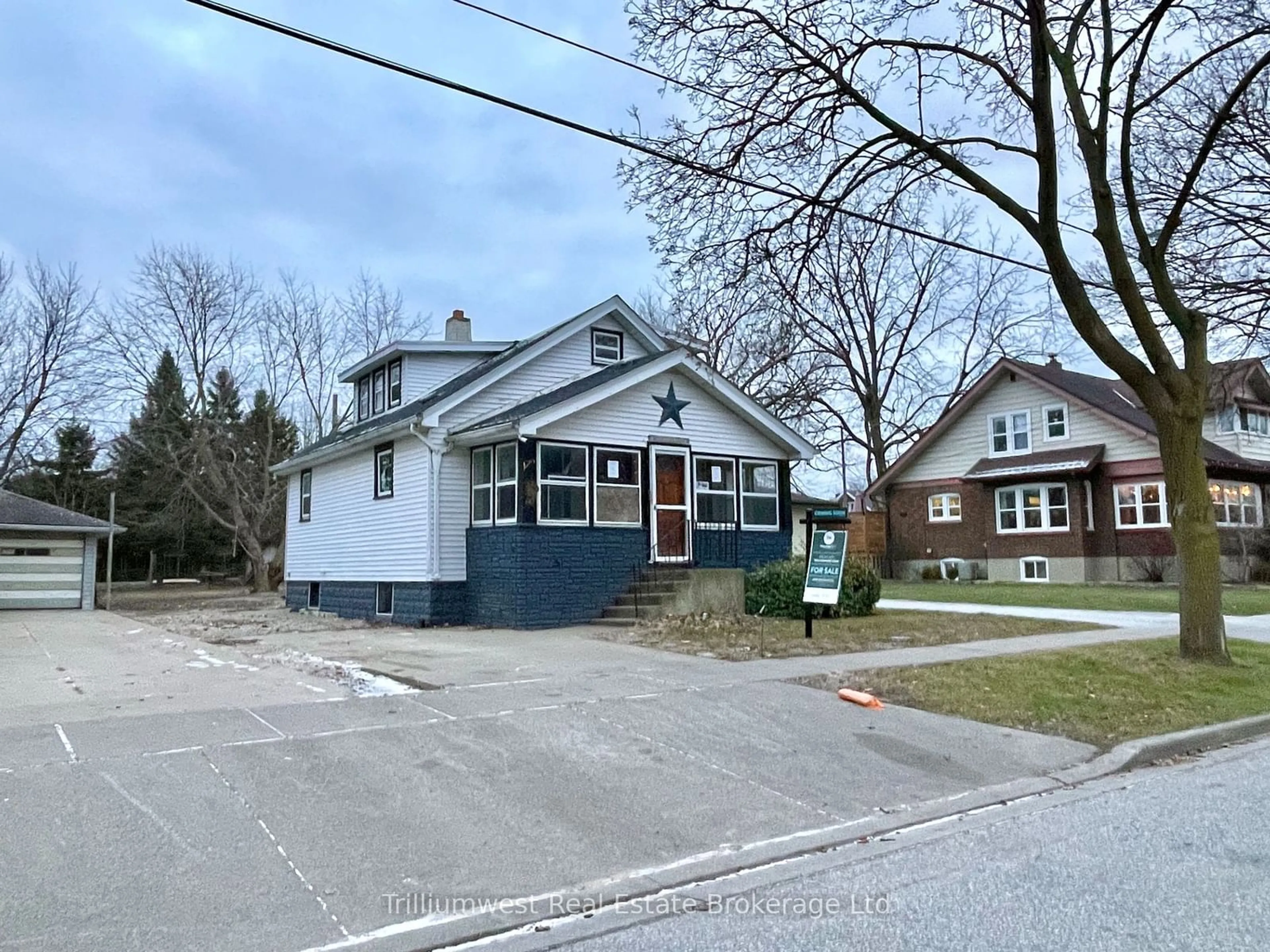 A pic from outside/outdoor area/front of a property/back of a property/a pic from drone, street for 44 Robinson St, Leamington Ontario N8H 1Y8