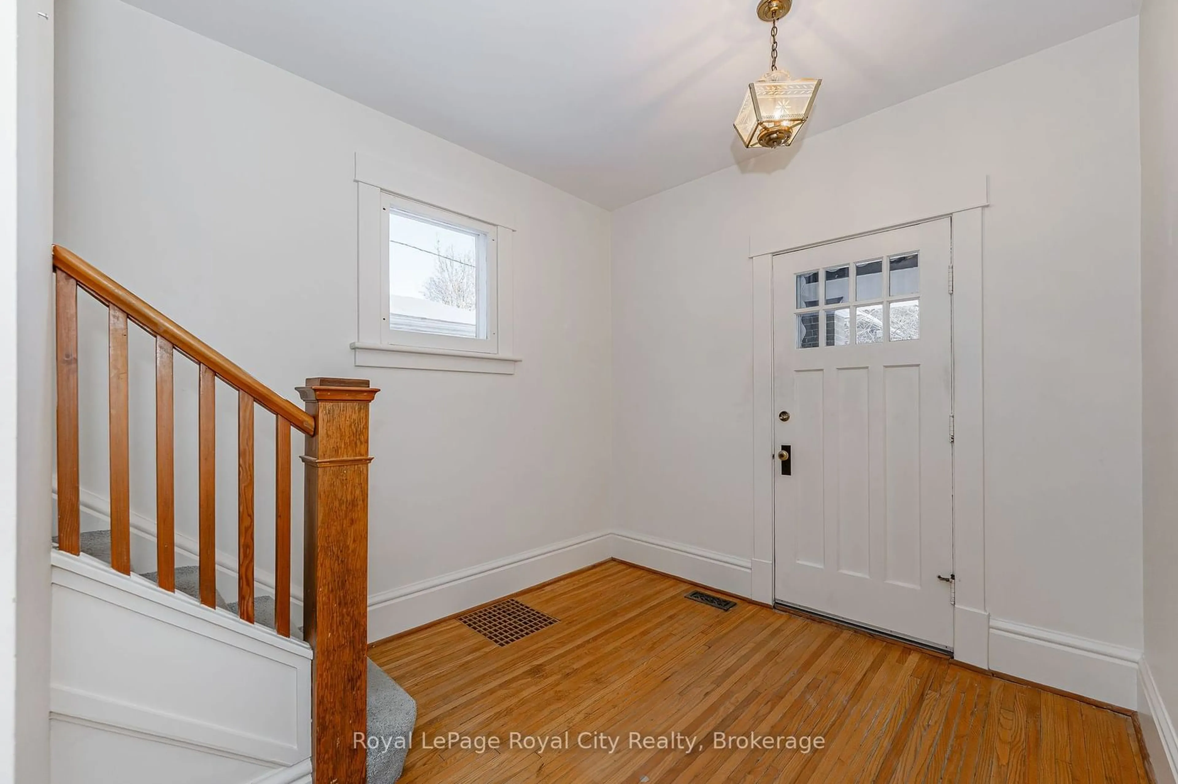 Indoor entryway for 11 Cavell Ave, Guelph Ontario N1H 1Y4