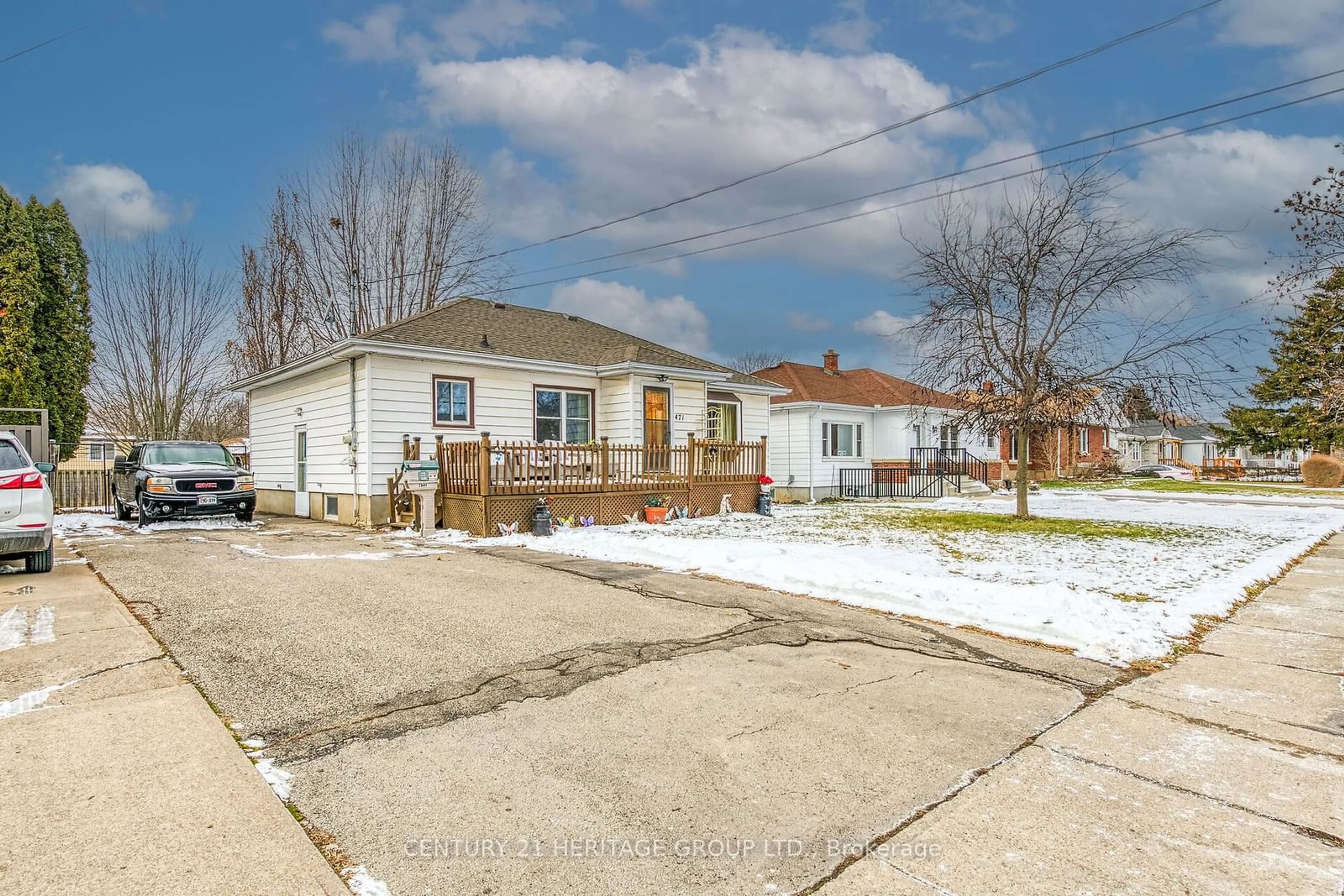 A pic from outside/outdoor area/front of a property/back of a property/a pic from drone, street for 471 GENEVA St, St. Catharines Ontario L2N 2H4