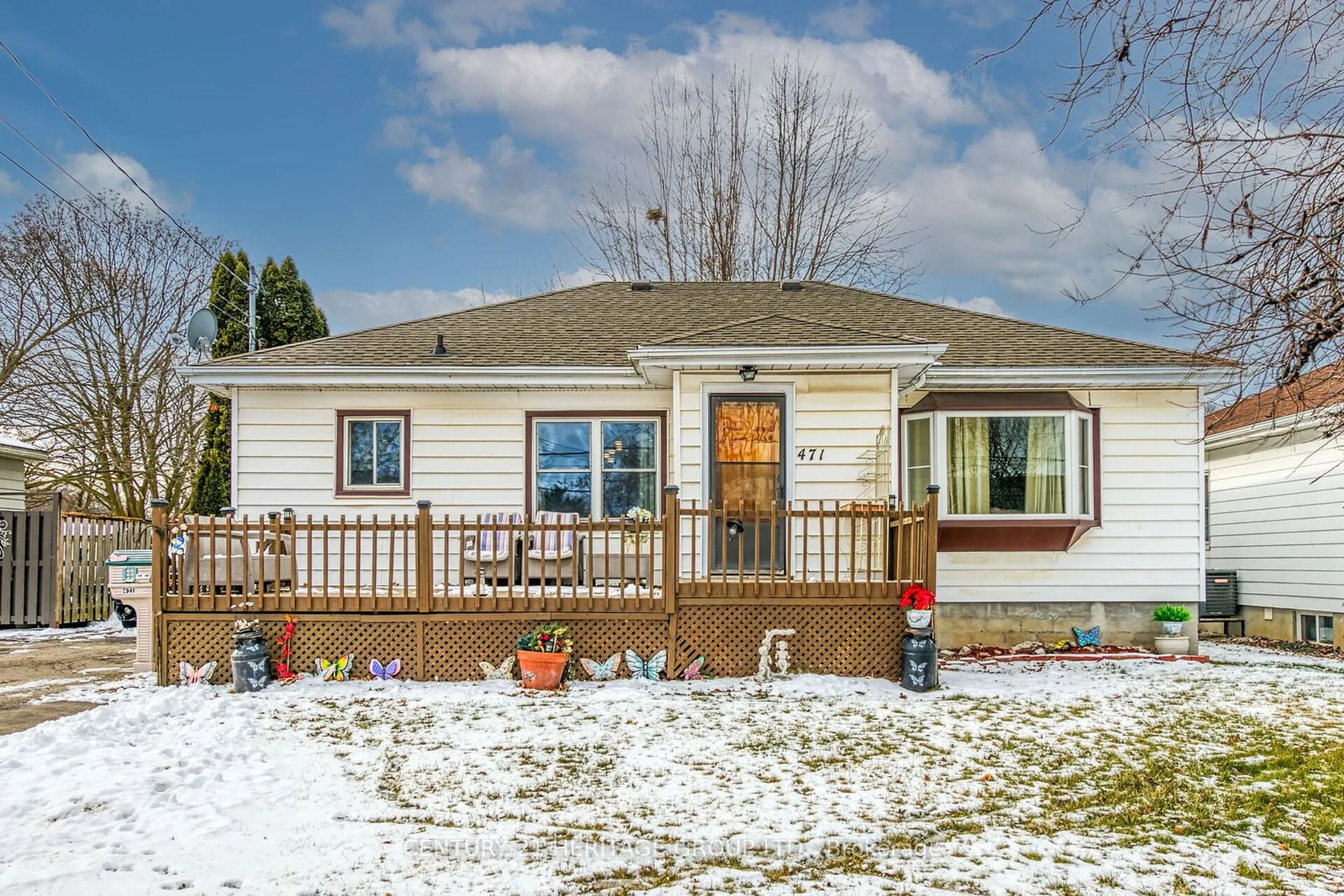 Home with vinyl exterior material, street for 471 GENEVA St, St. Catharines Ontario L2N 2H4