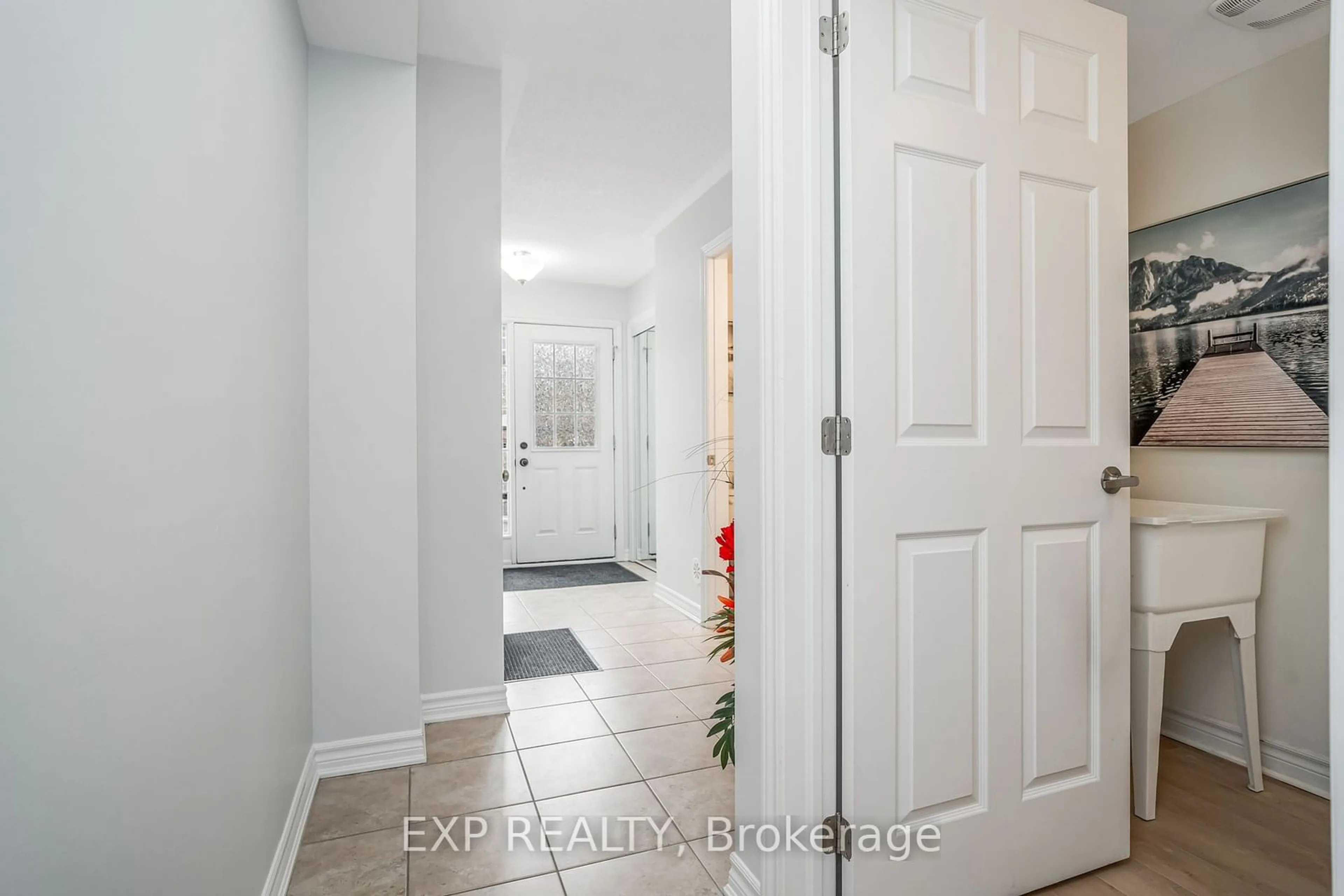 Indoor entryway for 604 Meadowcreek Circ, Kanata Ontario K2M 0J7