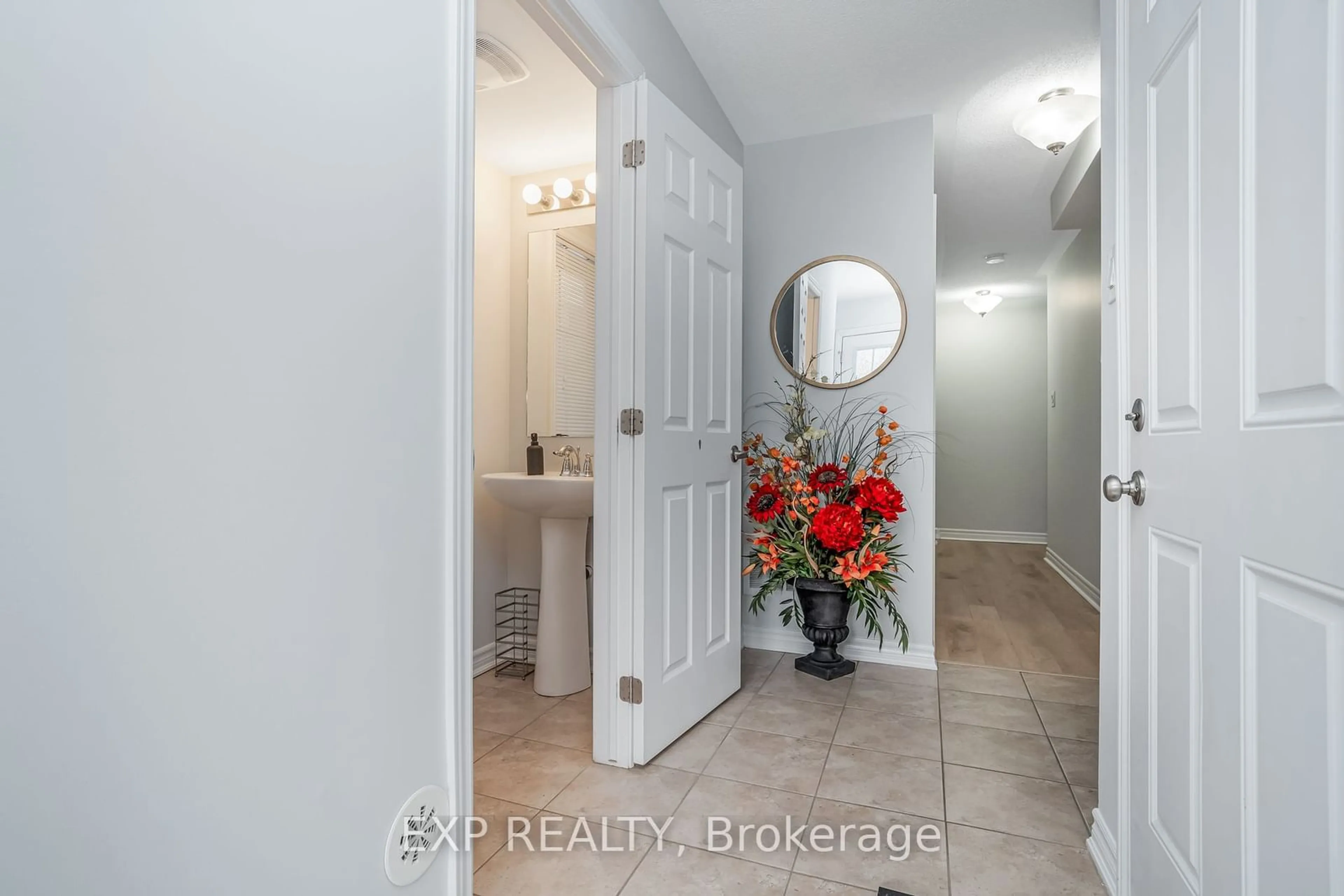 Indoor entryway for 604 Meadowcreek Circ, Kanata Ontario K2M 0J7