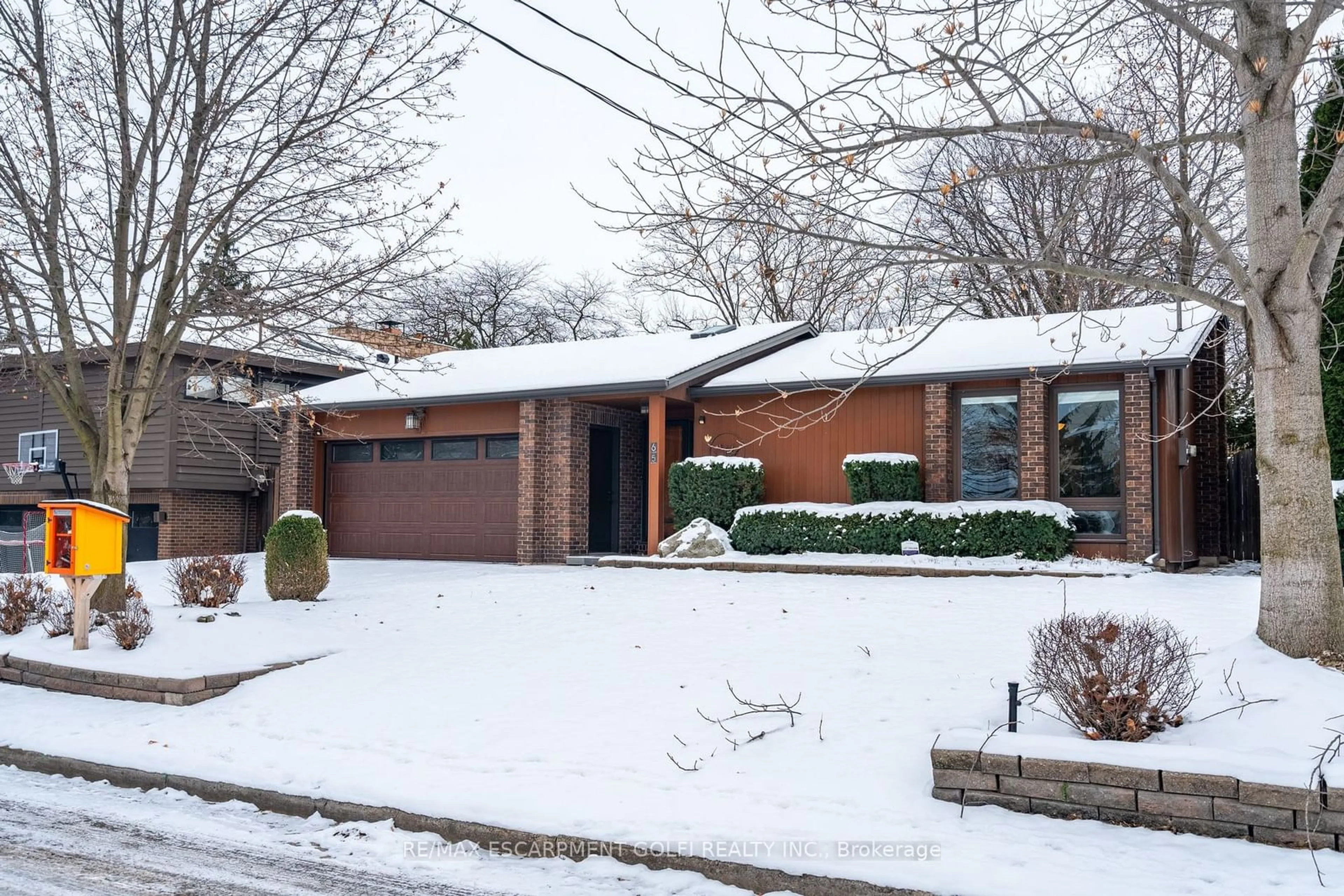 Home with brick exterior material, street for 65 Hillcrest Ave, St. Catharines Ontario L2R 4Y4