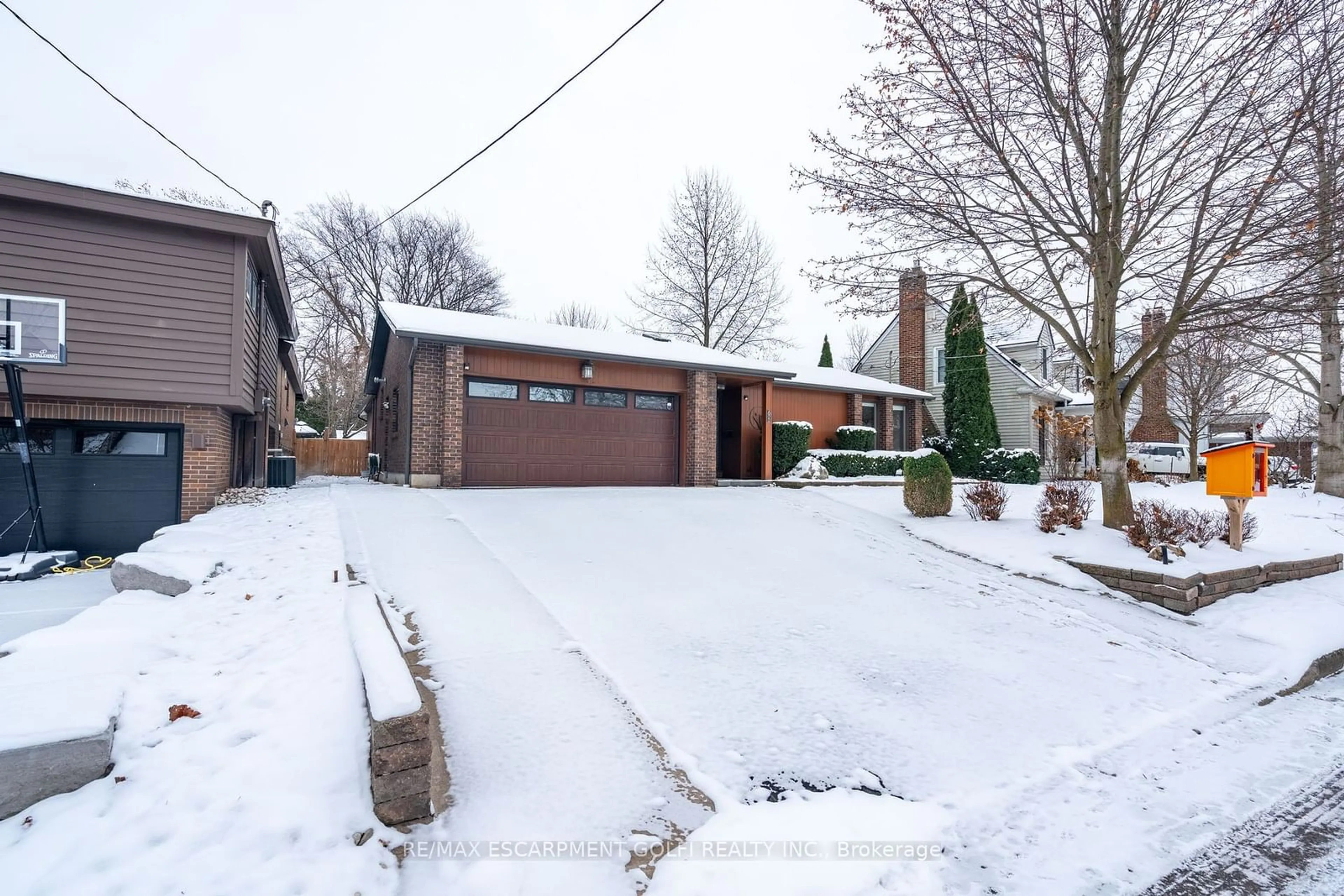 A pic from outside/outdoor area/front of a property/back of a property/a pic from drone, street for 65 Hillcrest Ave, St. Catharines Ontario L2R 4Y4