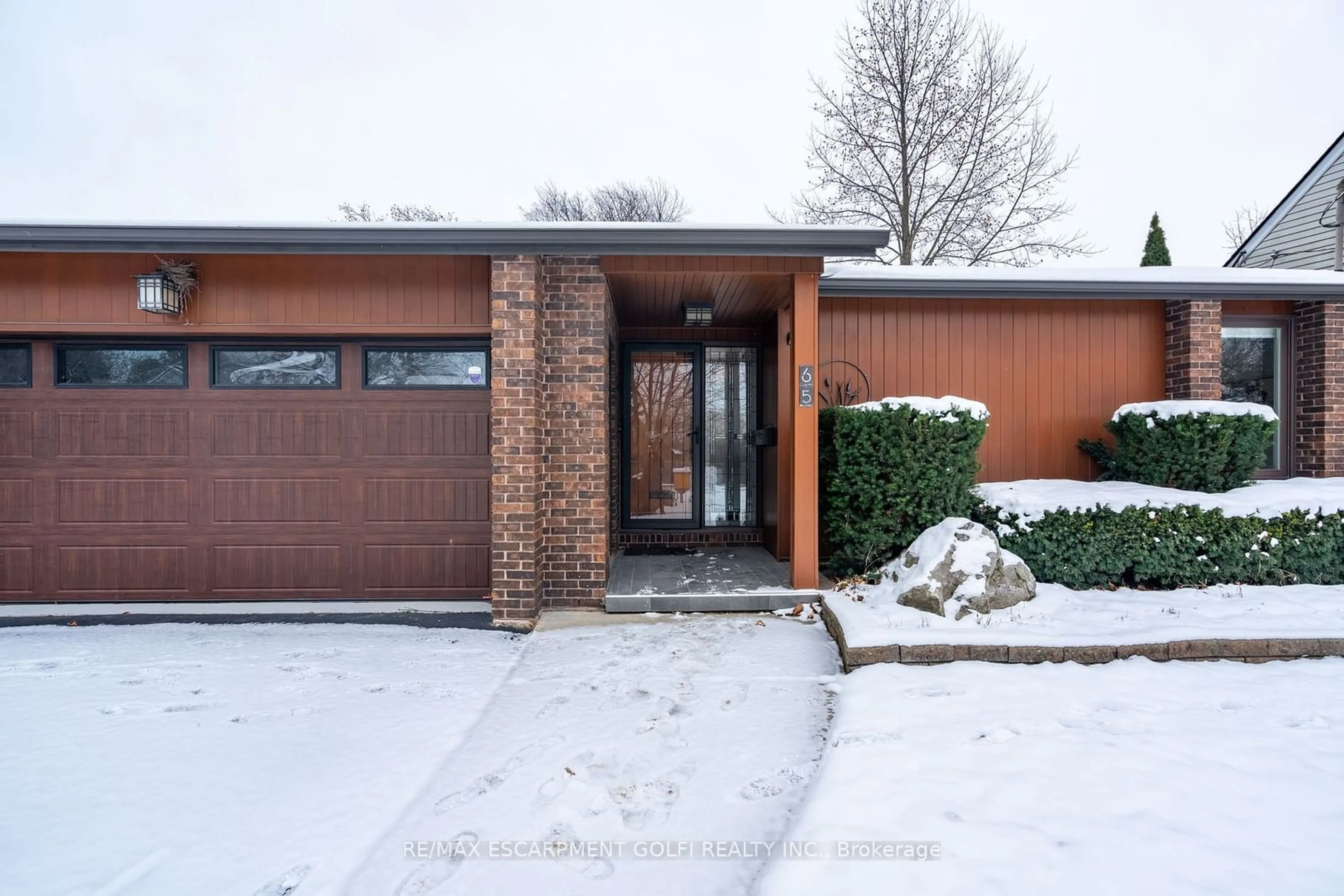 Home with brick exterior material, street for 65 Hillcrest Ave, St. Catharines Ontario L2R 4Y4