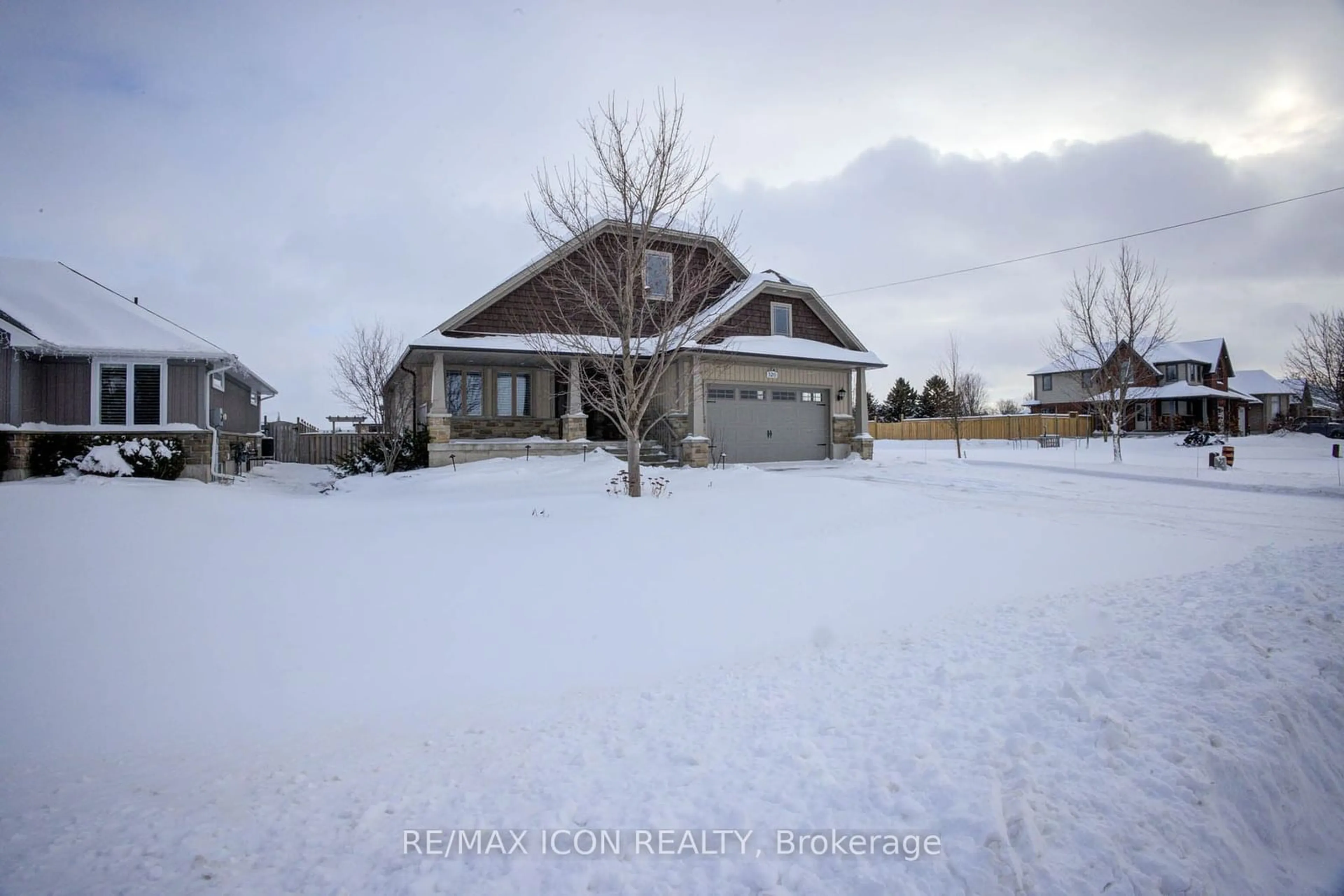 A pic from outside/outdoor area/front of a property/back of a property/a pic from drone, street for 520 Wellington St, Wellington North Ontario N0G 2L2